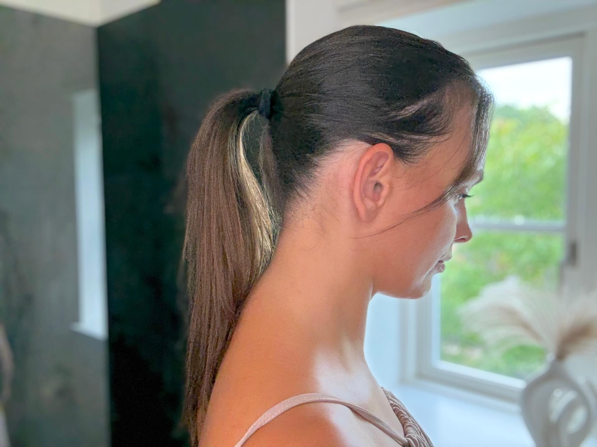 Kvinde med Hairlust Elastic Hair Tie i håret