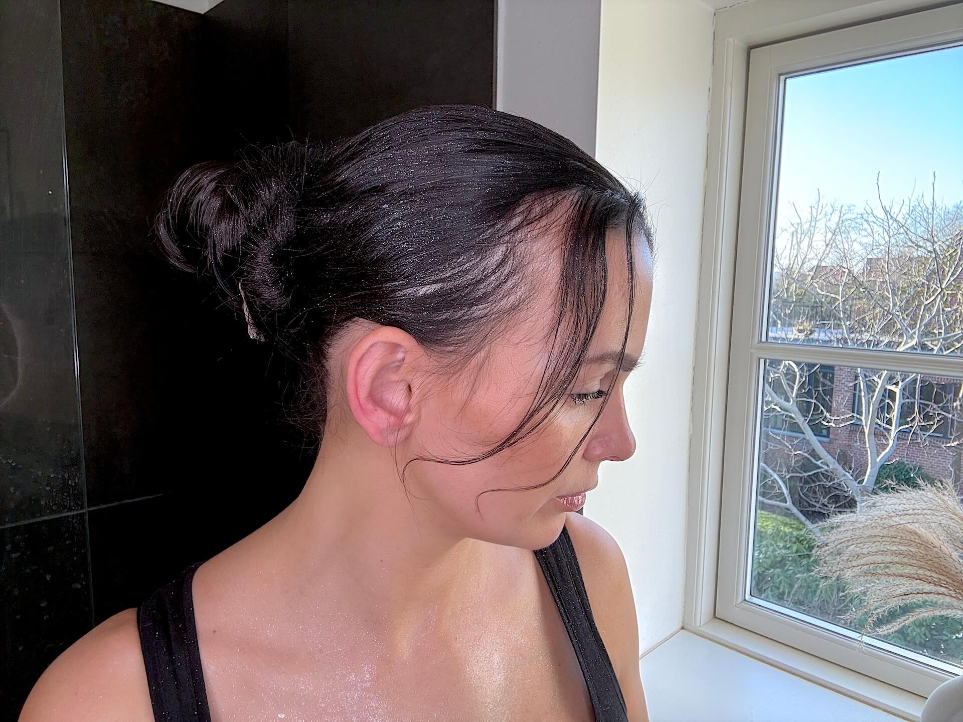 Kvinde med Hairlust Final Touch Silver Glitter Spray i håret