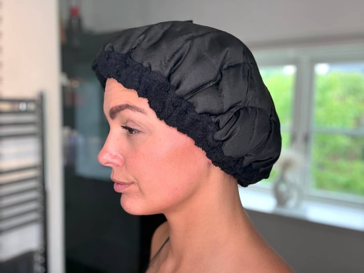 Kvinde med Hairlust Flaxseed Reusable Heat Cap på hovedet