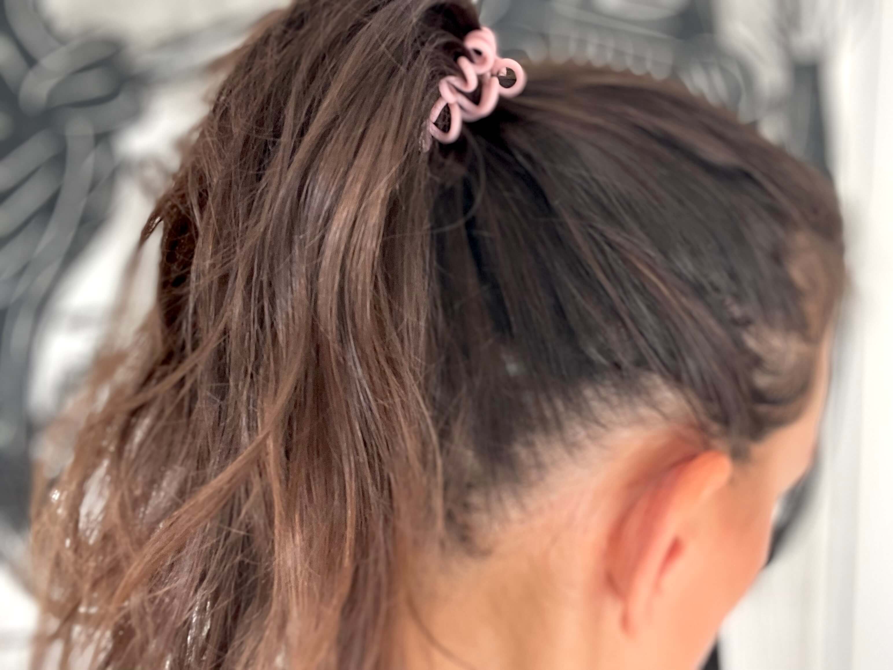 Kvinde med Hairlust hårelastik i håret