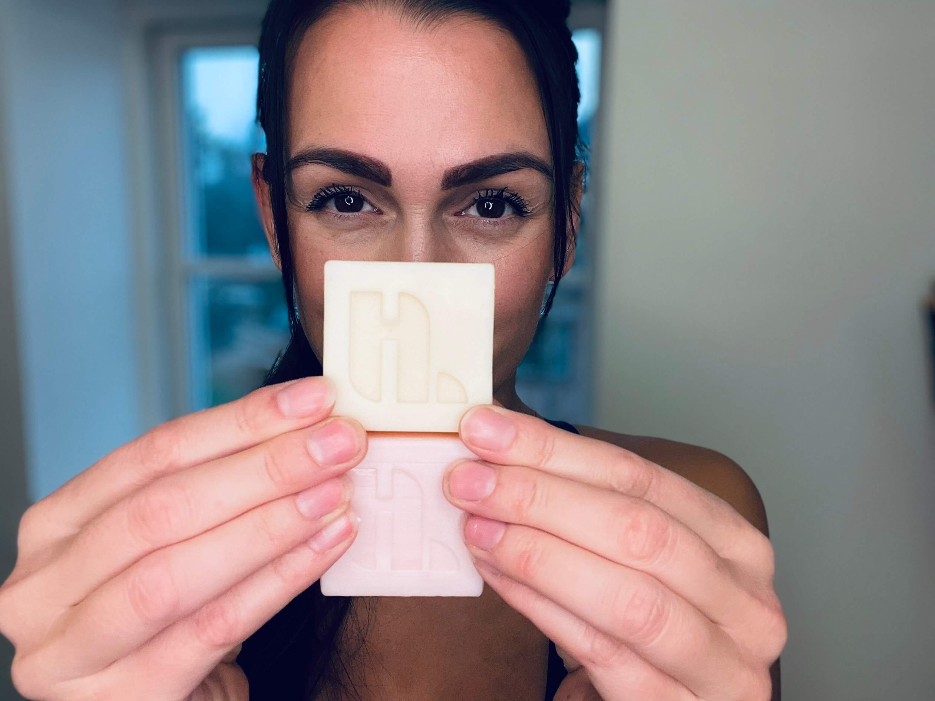 Kvinde med Hairlust Hair Bars conditioner og shampoo bars