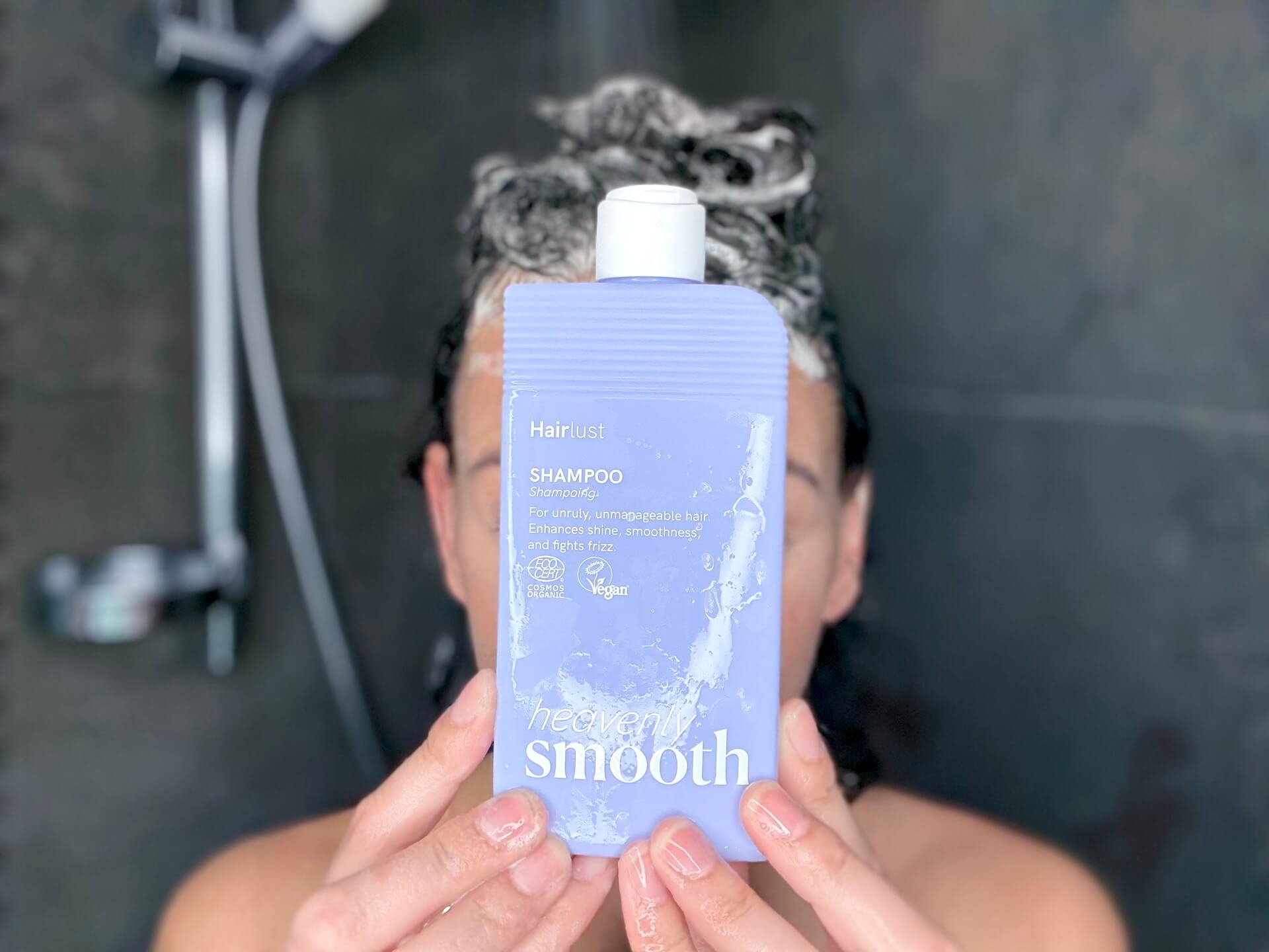 Kvinde med Hairlust Heavenly Smooth Shampoo
