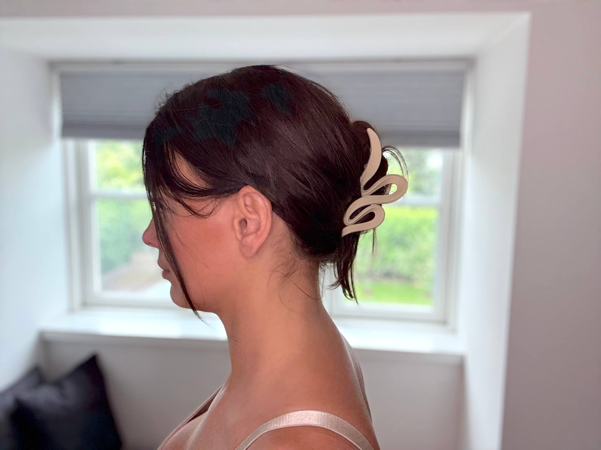 Kvinde med Hairlust Large Claw Hair Clips Wave i håret