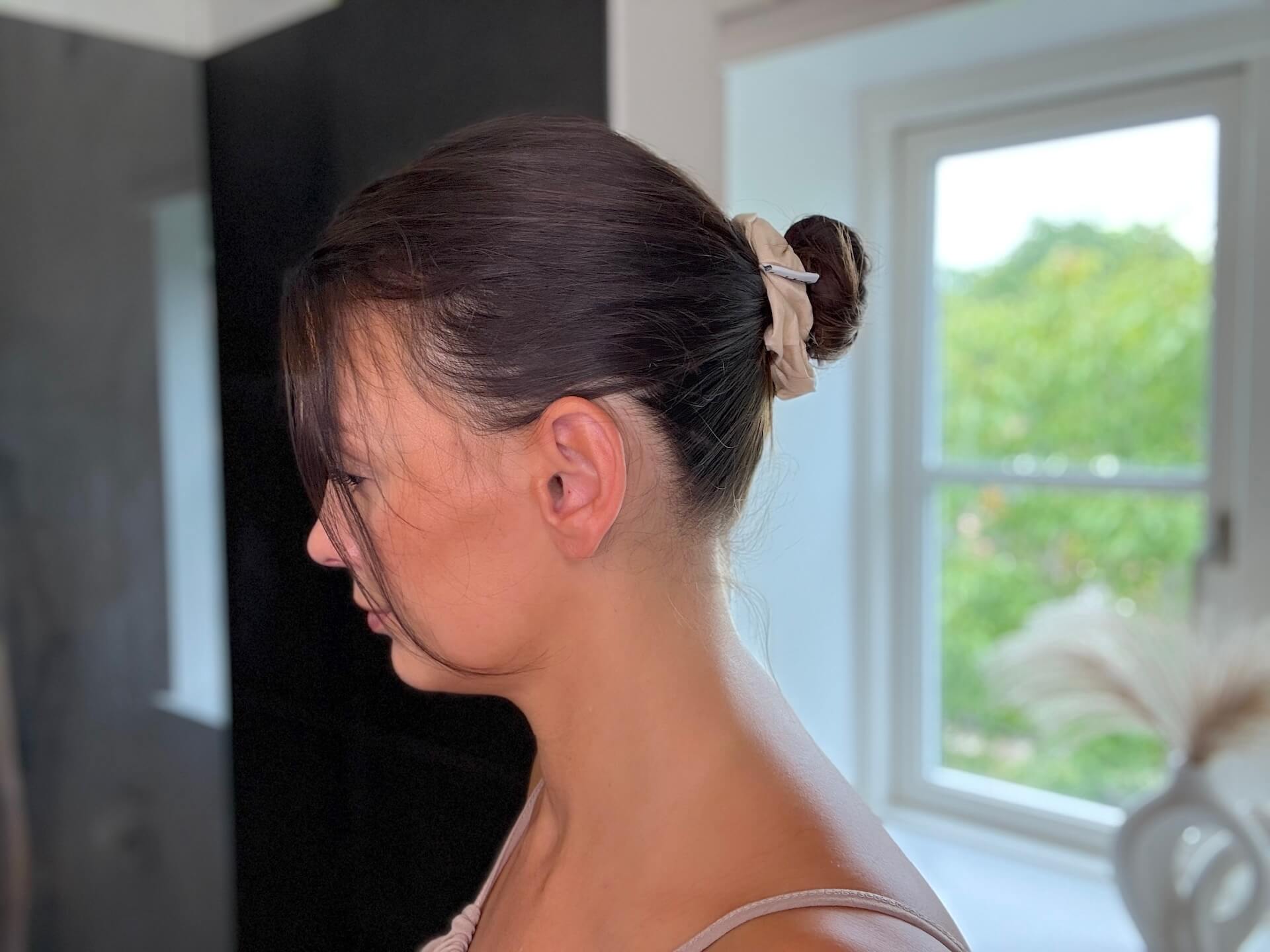 Kvinde med Hairlust Satin Silk Scrunchie i håret