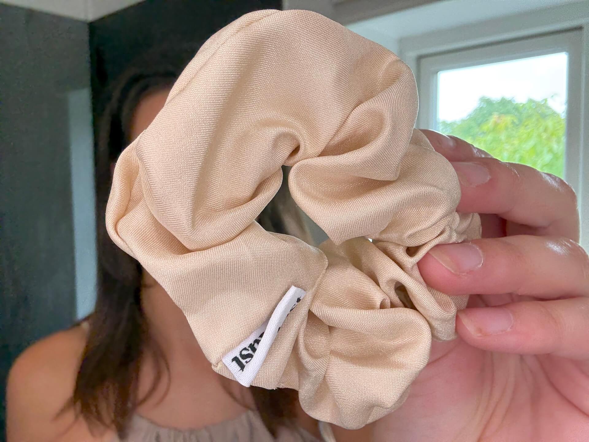 Kvinde med Hairlust Satin Silk Scrunchies