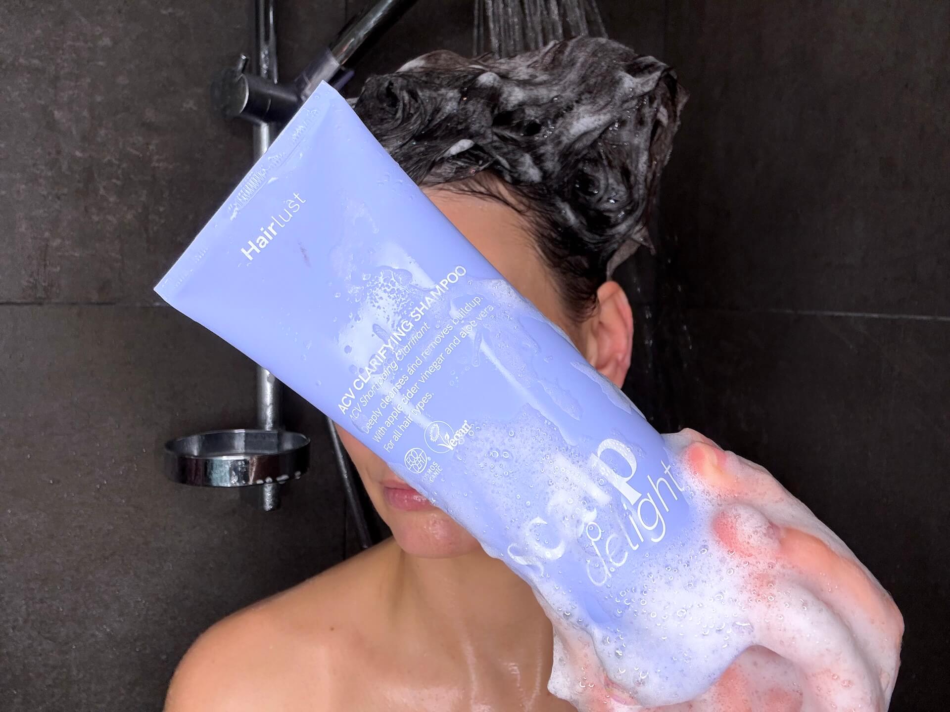 Kvinde med Hairlust Scalp Delight ACV Clarifying Shampoo i håret