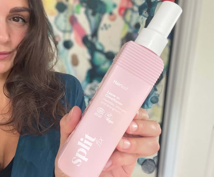 Kvinde med Hairlust Split Fix leave-in-conditioner
