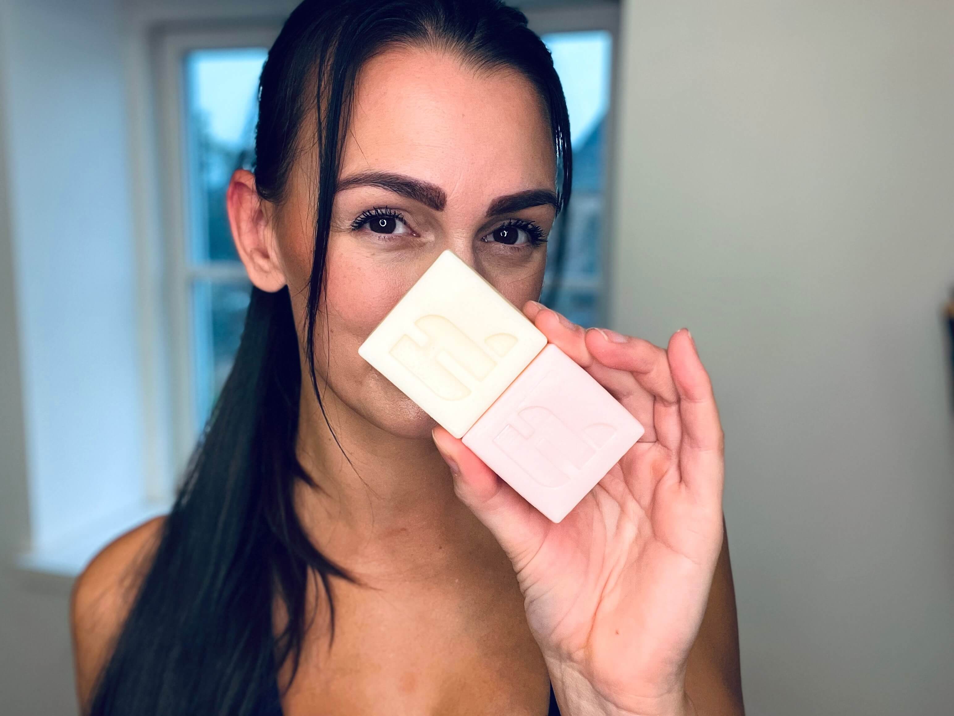 Kvinde med Hairlust Strengthening shampoo og conditioner bar