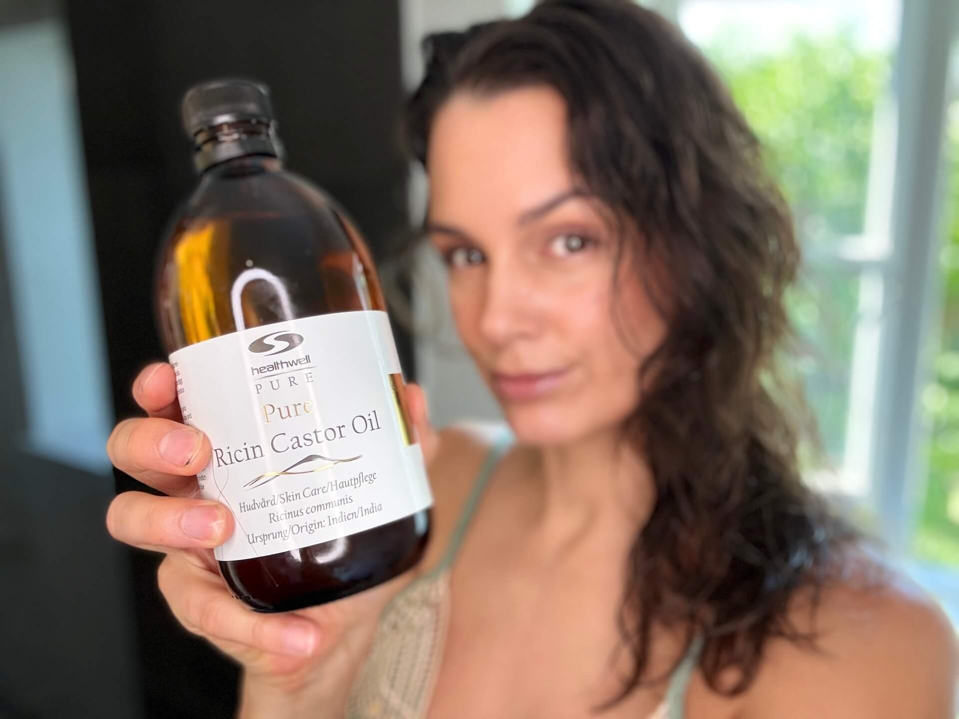 Kvinde med Healthwell PURE Ricinus Castor olie ØKO
