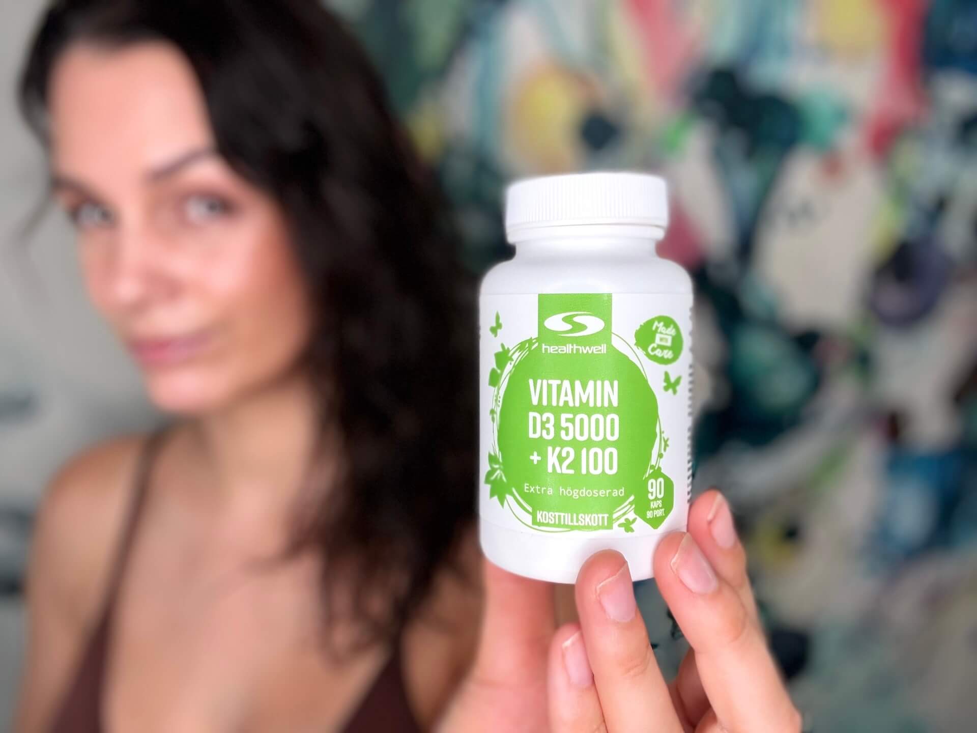 Kvinde med Healthwell Vitamin D3 5000 + K2 100