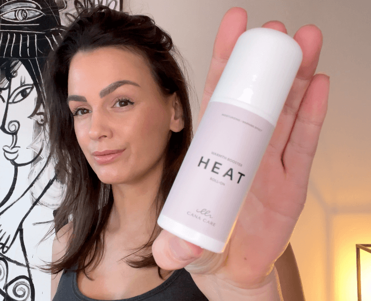 Kvinde med HEAT fra Cana Care i hånden