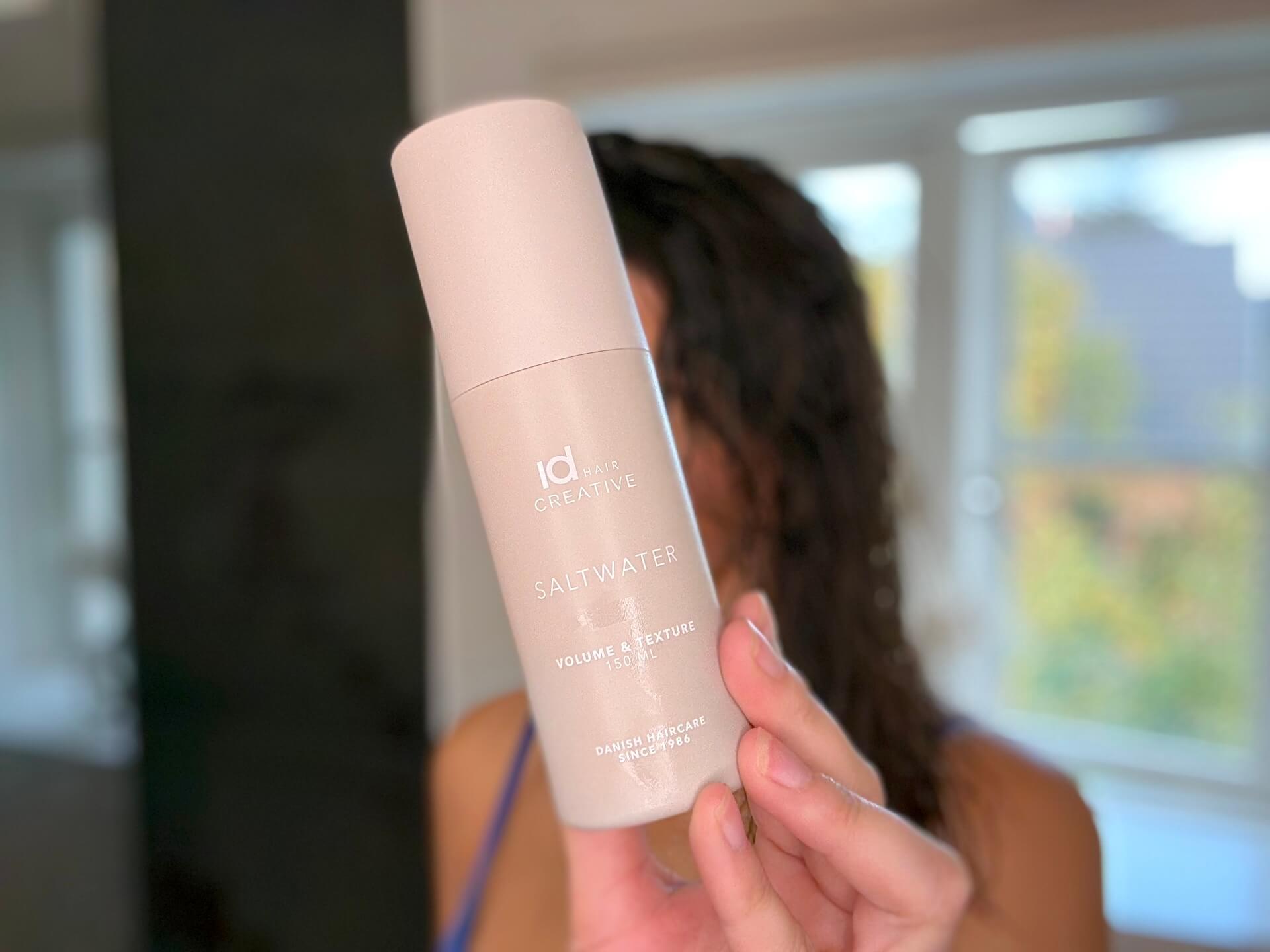 Kvinde med IdHAIR Creative Saltwater