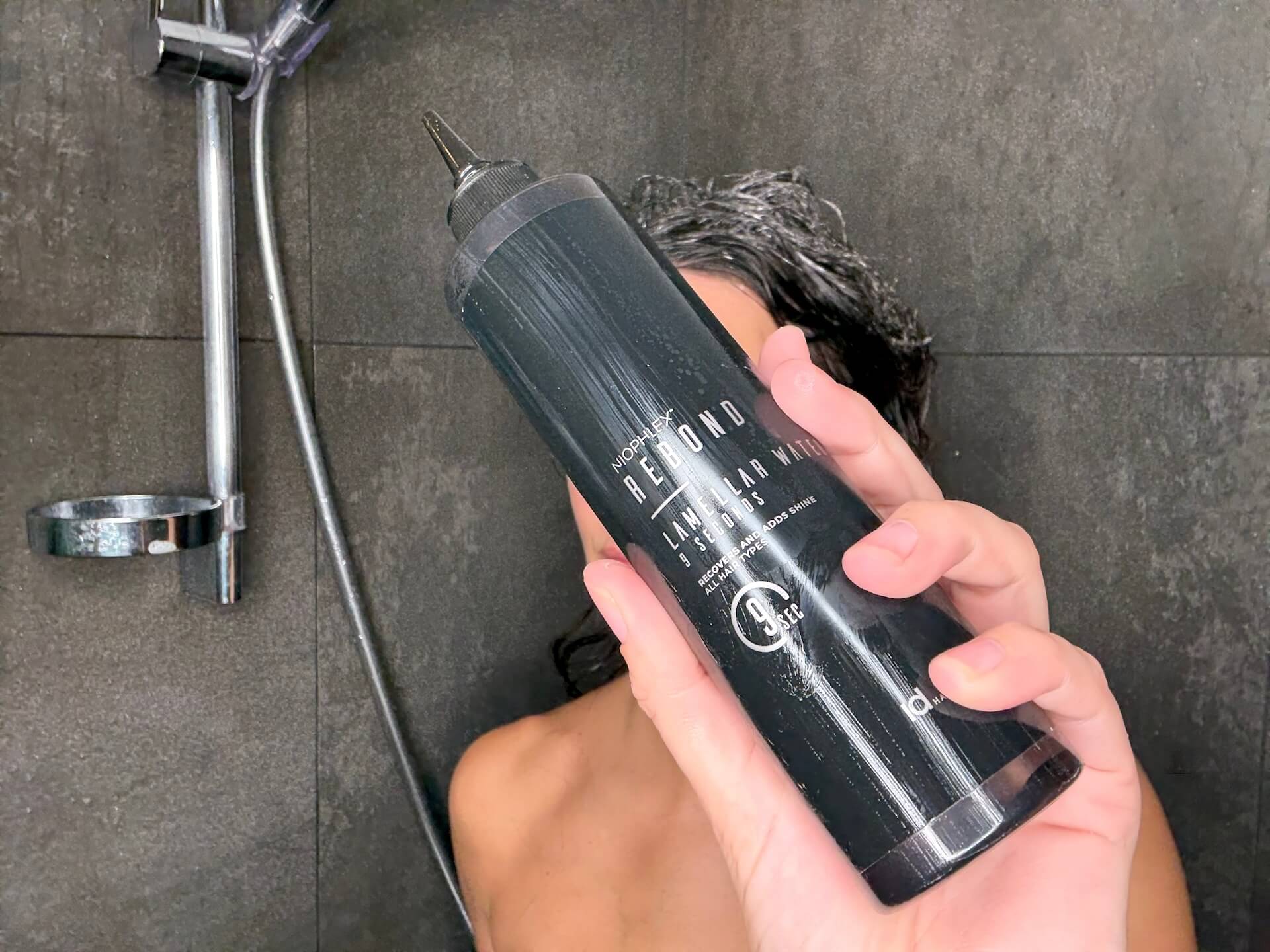 Kvinde med IdHAIR Niophlex Rebond Lamellar Water i håret