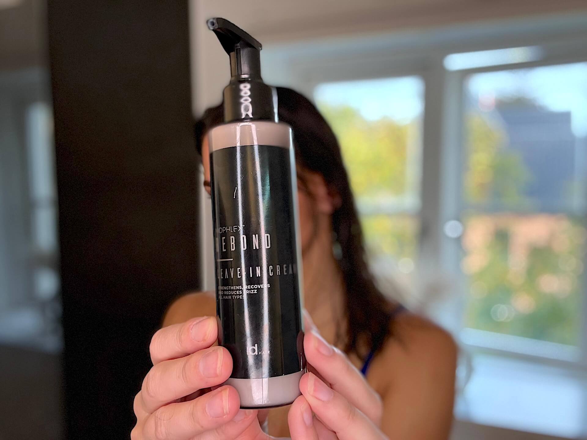 Kvinde med IdHAIR Niophlex Rebond Leave-In Cream
