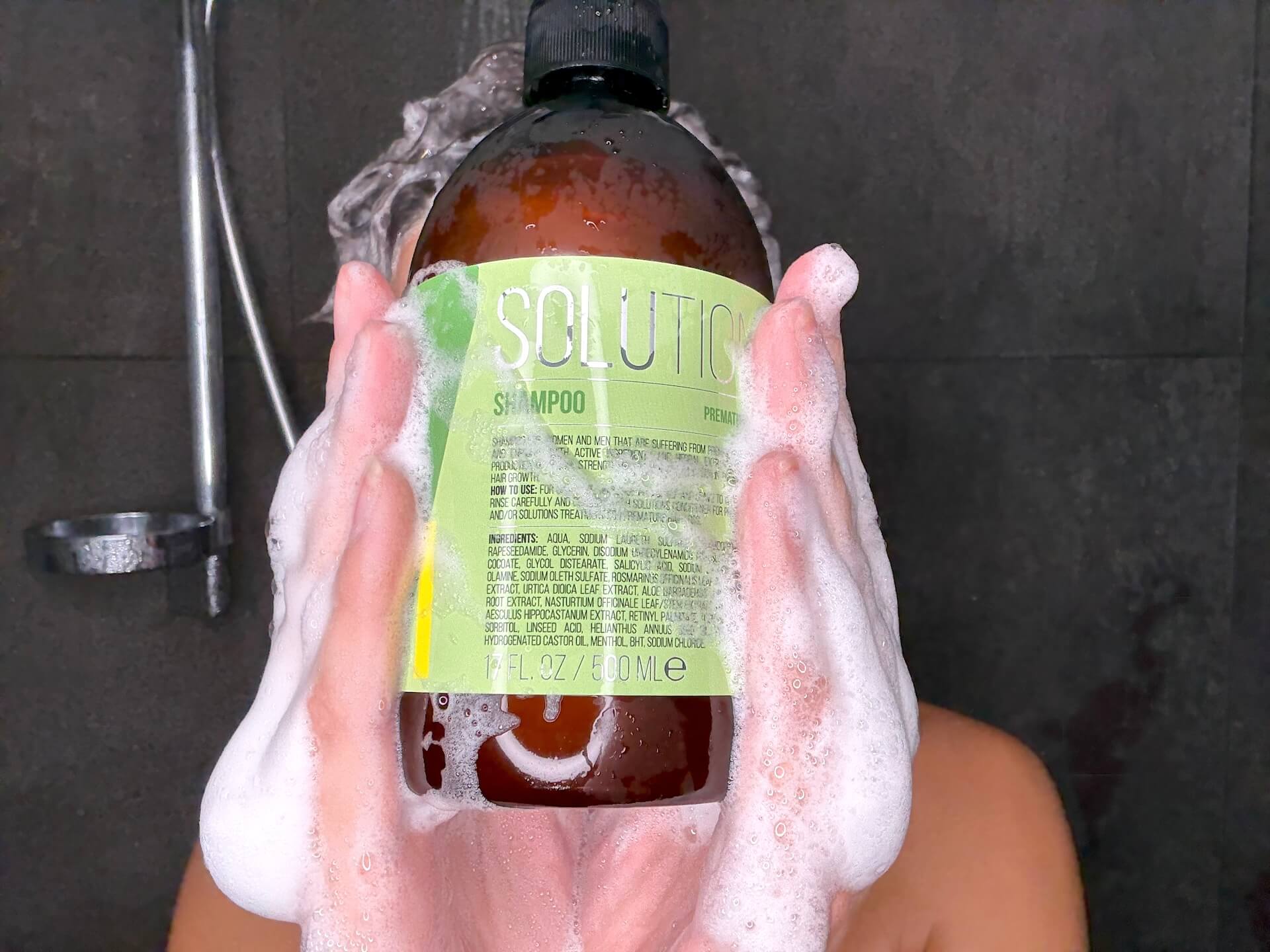 Kvinde med IdHAIR Solutions No.7-1 Shampoo