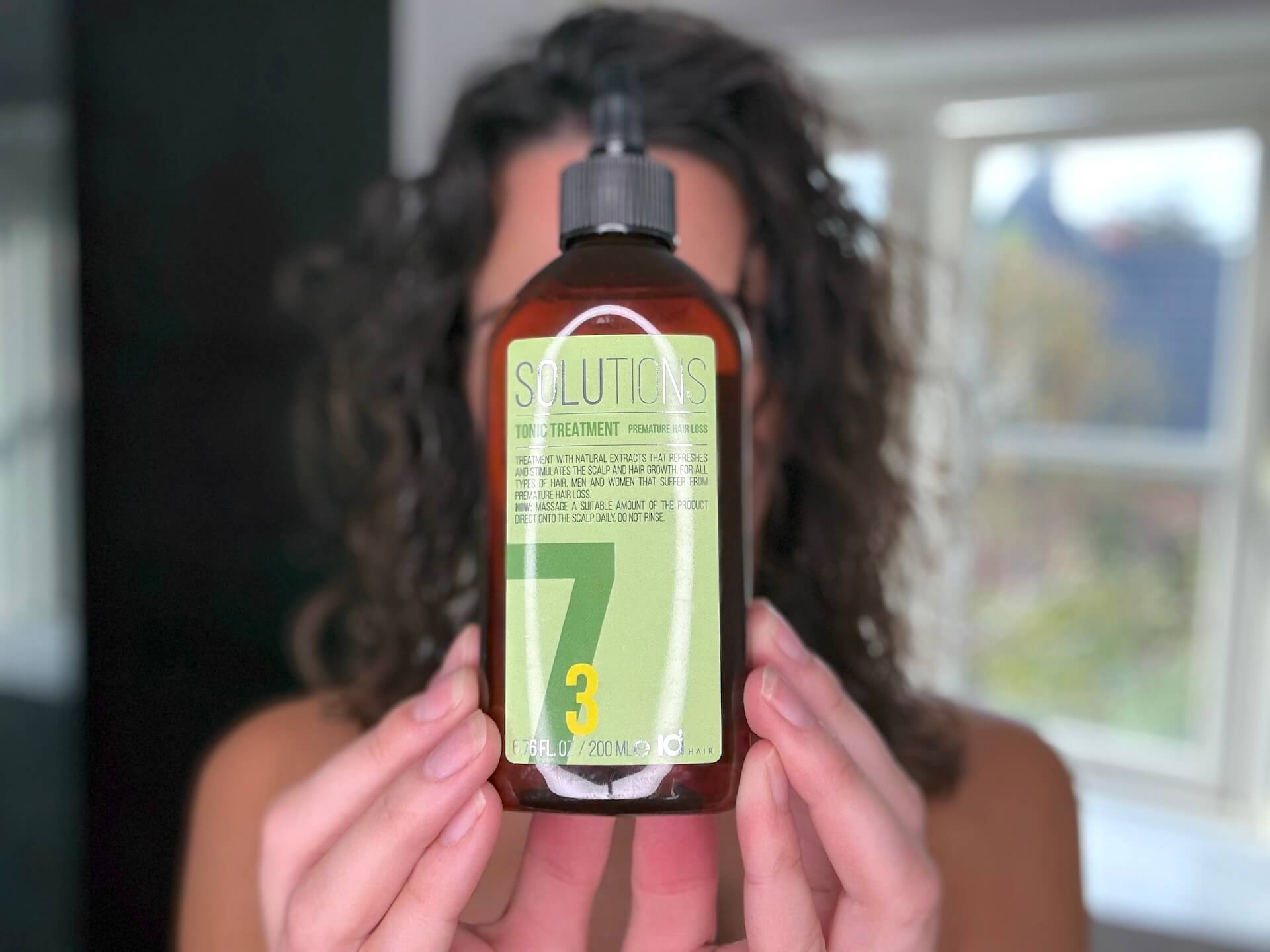 Kvinde med IdHAIR Solutions No.7-3 Tonic Treatment