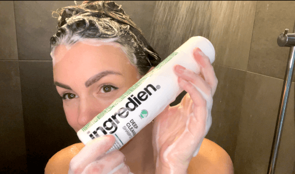 Kvinde med ingredien Deep Cleansing shampoo i hånden
