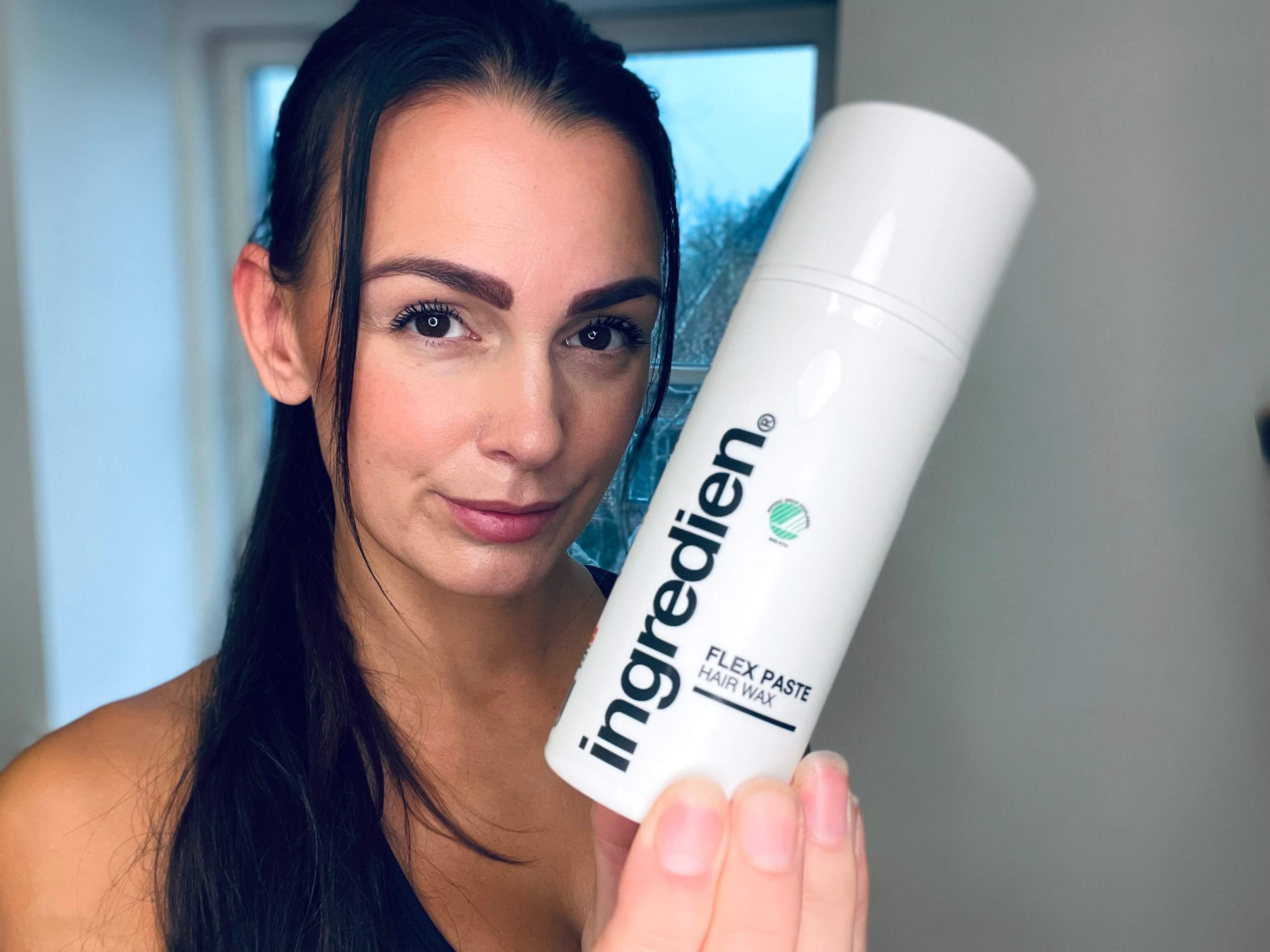 Kvinde med Ingredien Flex Paste hårvoks