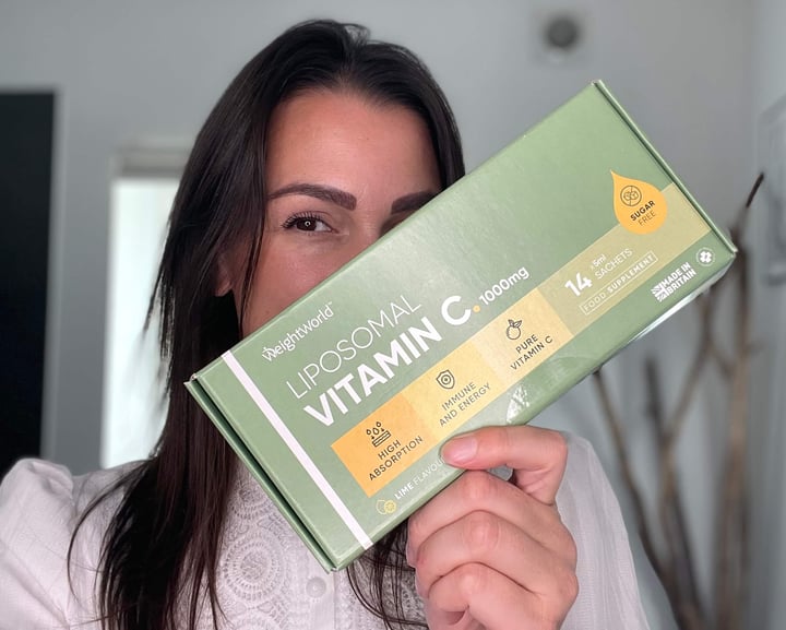 Kvinde med kasse med Weightworld Lipsomal Vitamin C