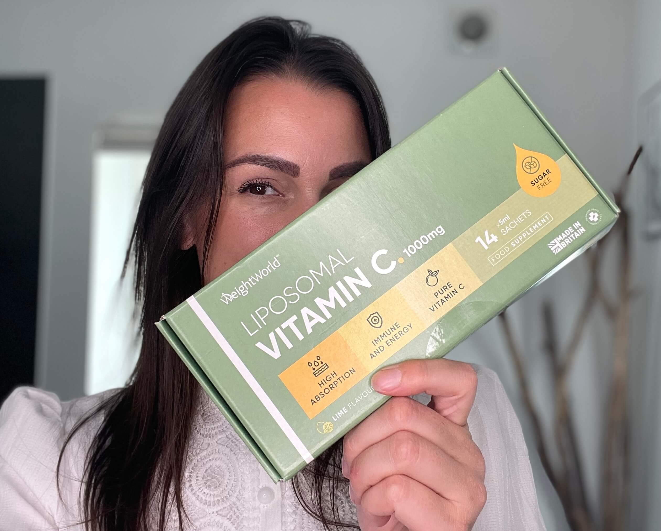 Kvinde med kasse med Weightworld Lipsomal Vitamin C