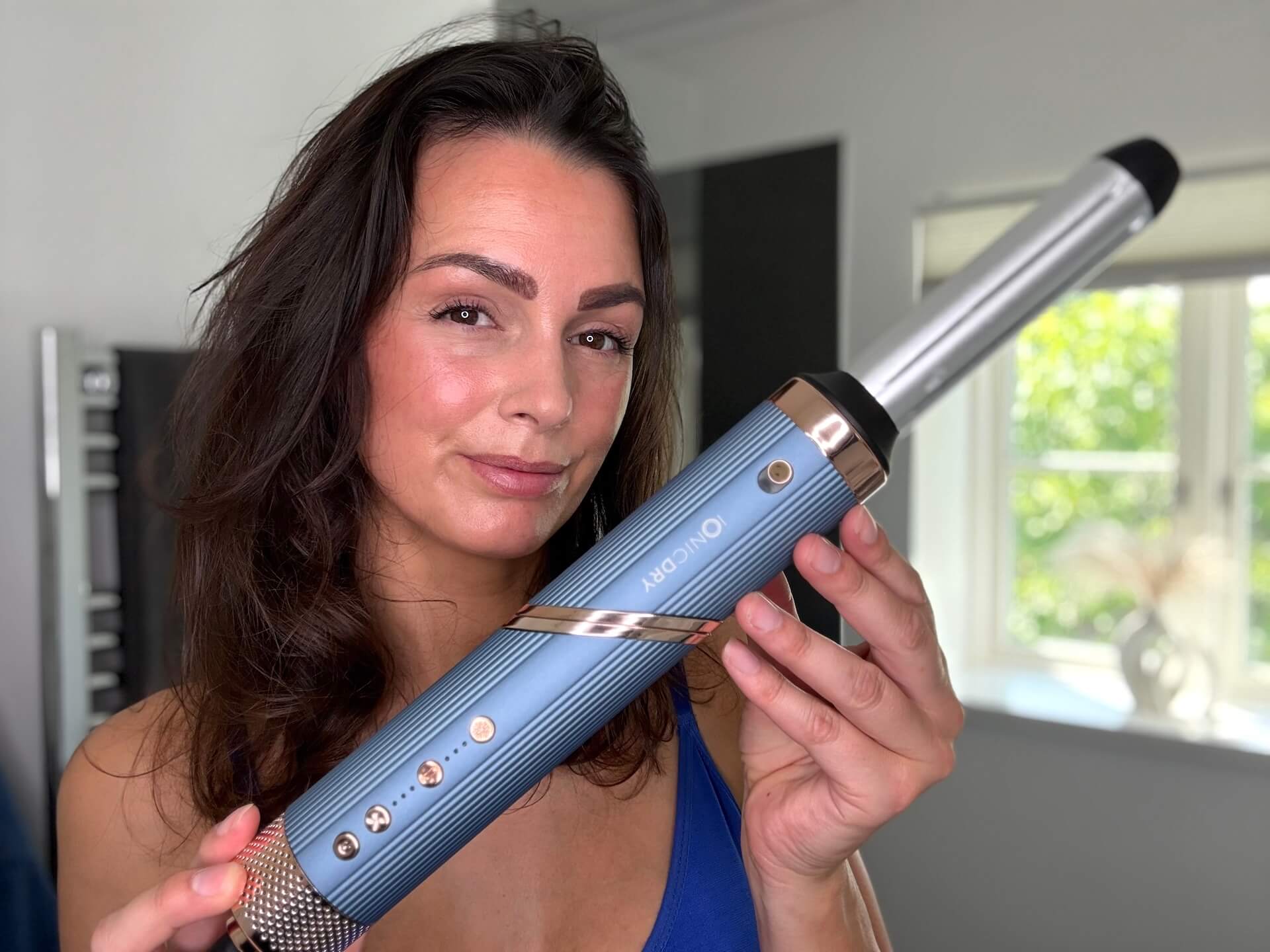 Kvinde med krøller med MultiStyler Pro fra Ionic Dry
