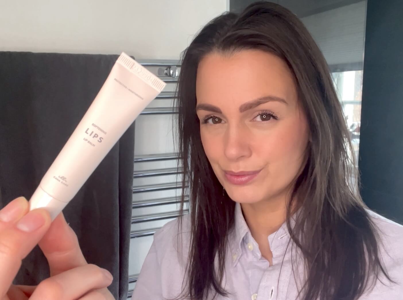 Kvinde med LIPS i hånden