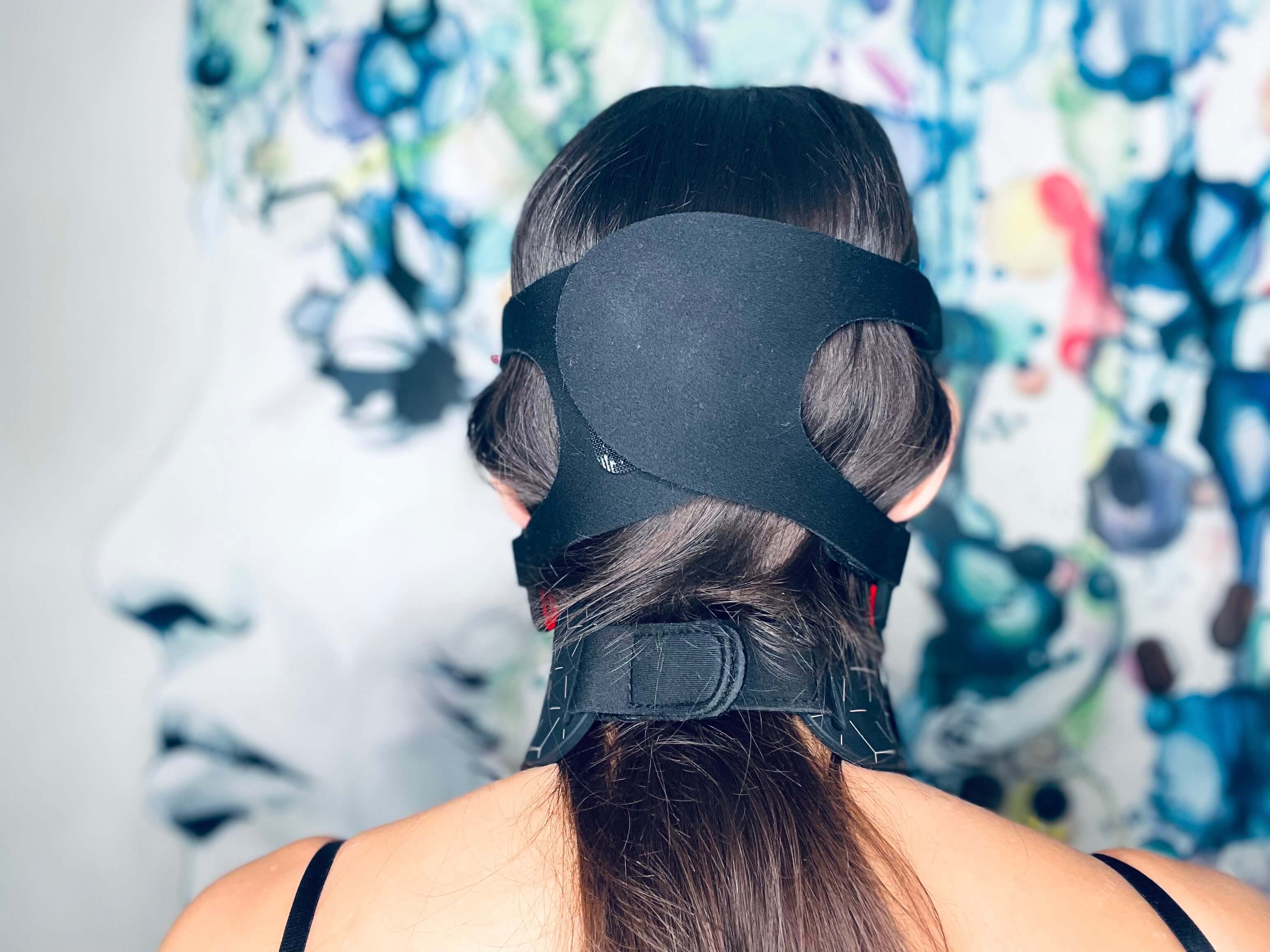 Kvinde med Lysterapi maske fra Heat Sense på bagside af hoved og hals