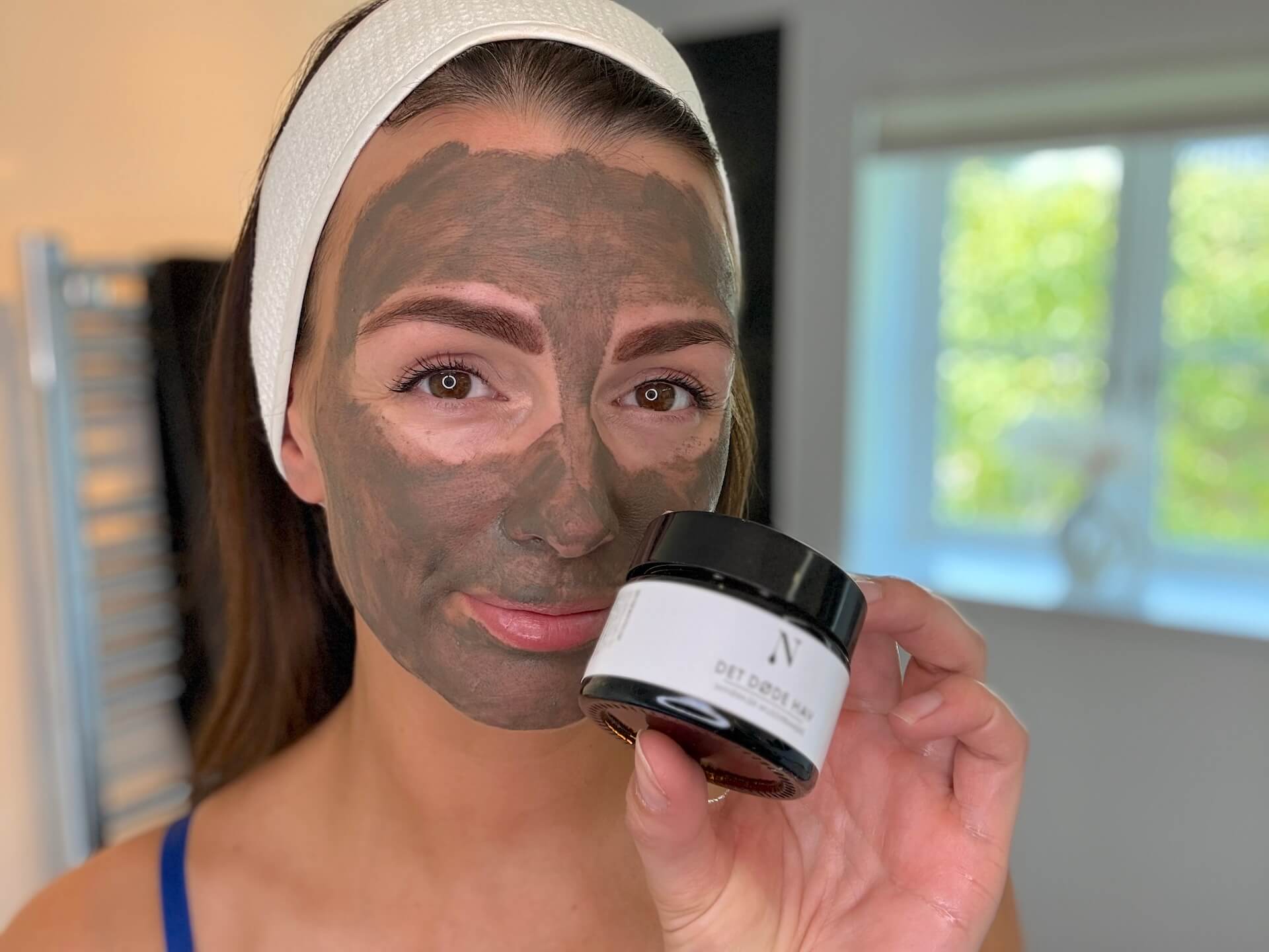 Kvinde med muddermaske i hovedet fra Naturligolie