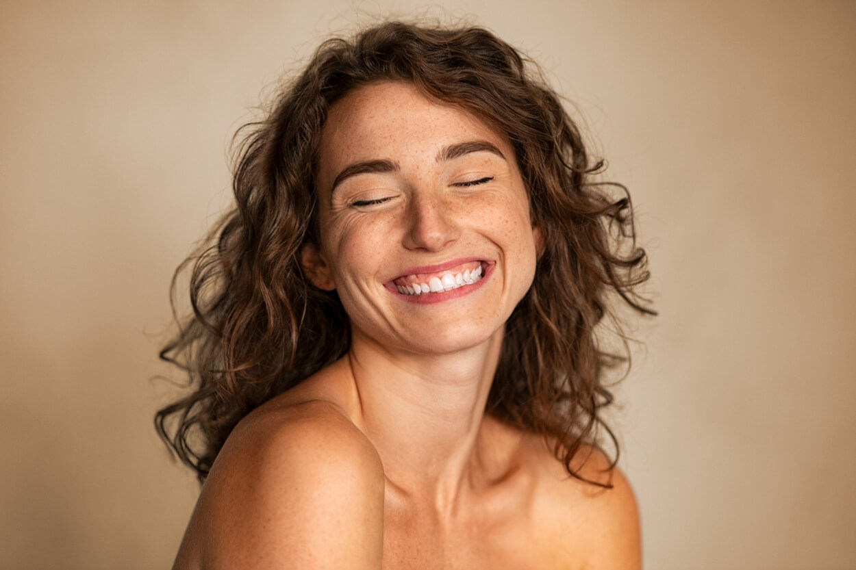 Kvinde med naturlig makeup før setting spray