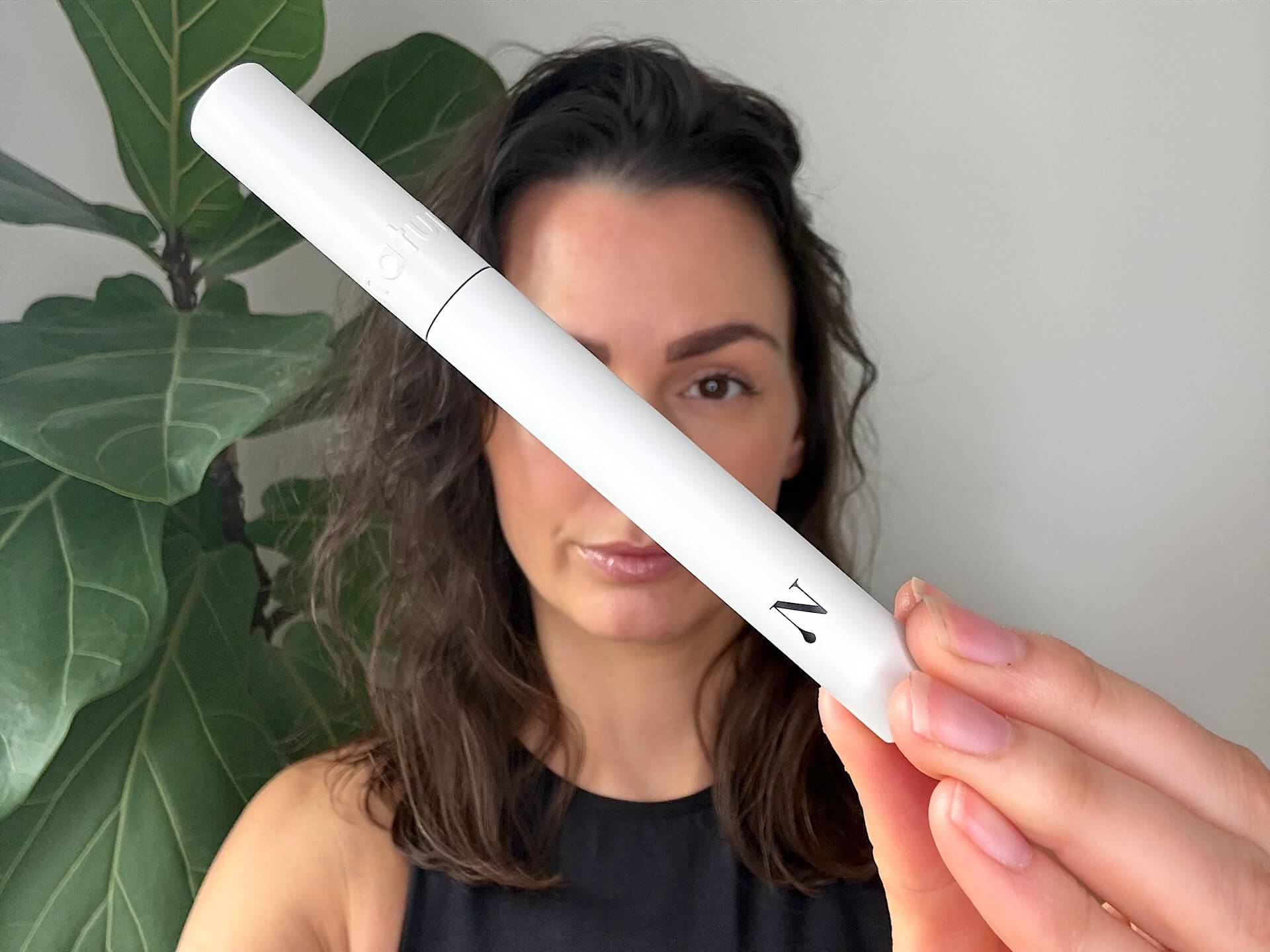 Kvinde med Naturligolie Økologisk Vippeserum