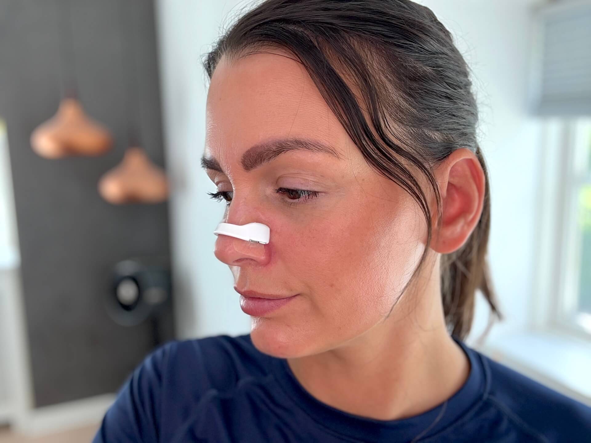 Kvinde med NordicBreathing AirMaster på næsen