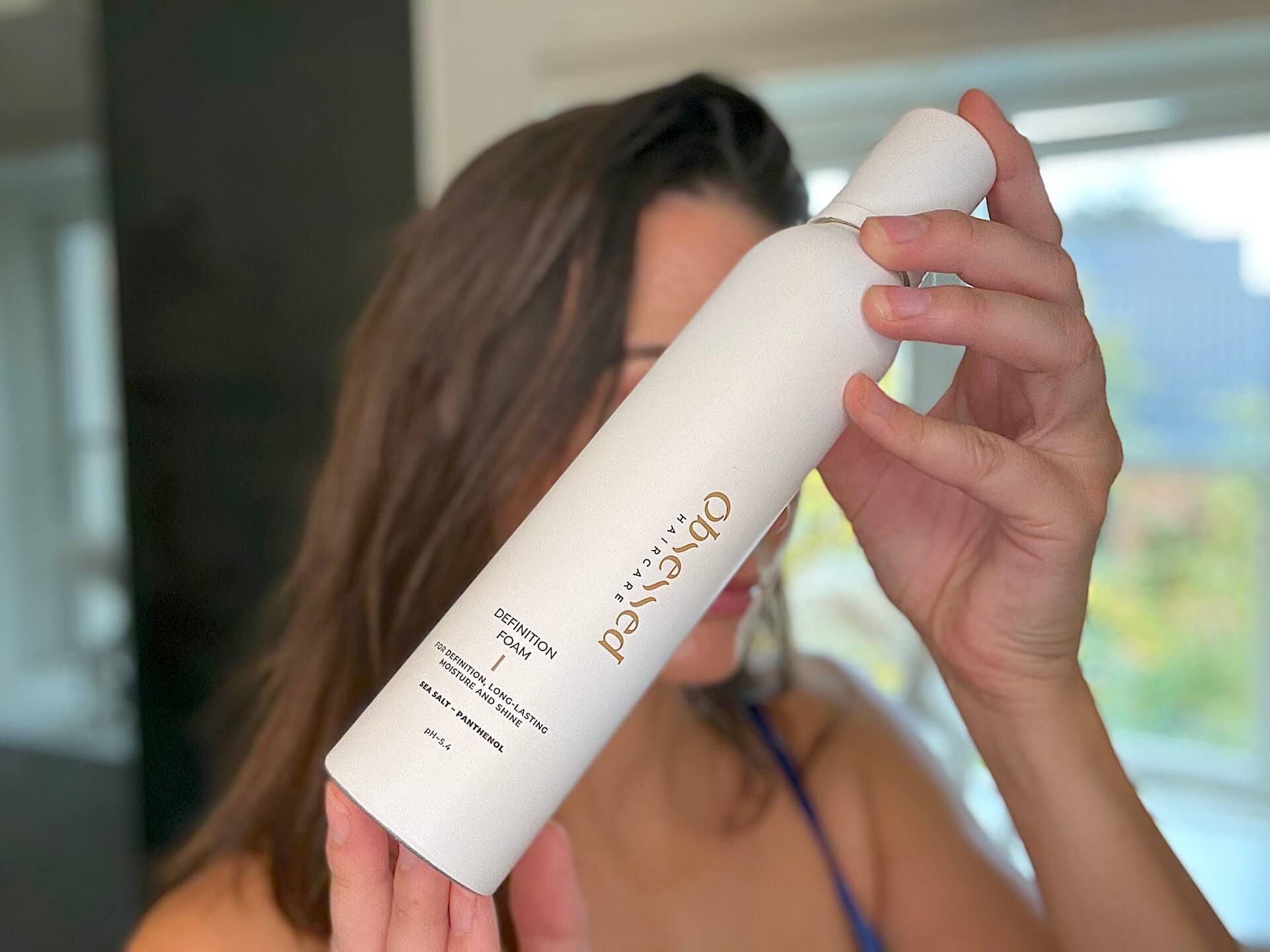 Kvinde med Obsessed Haircare Definition Foam