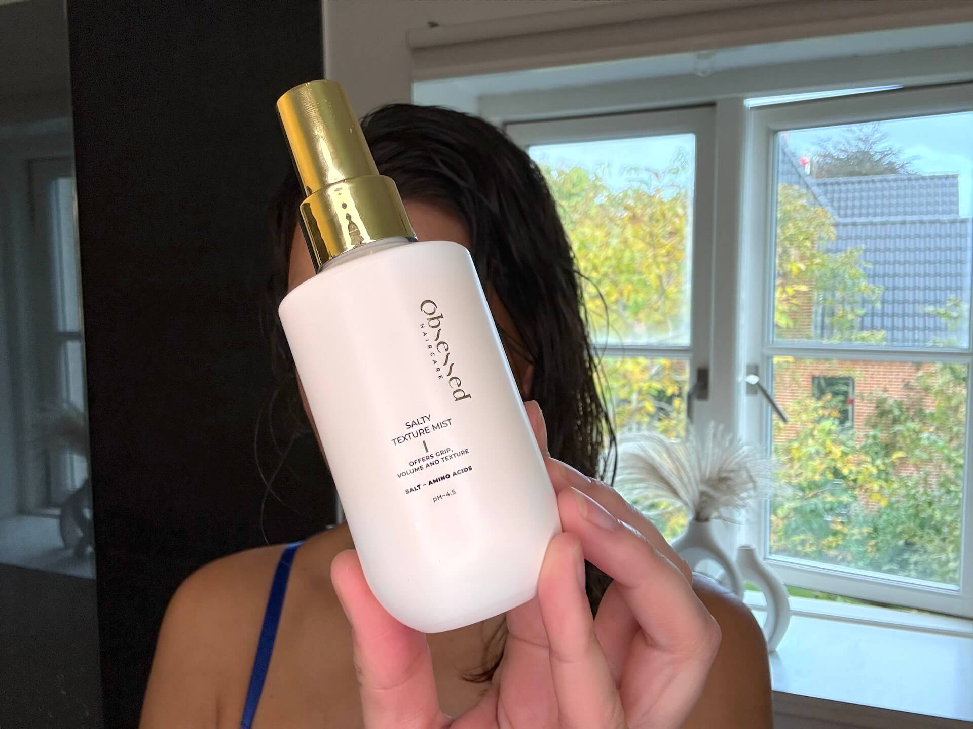 Kvinde med Obsessed Haircare Salty Texture Mist
