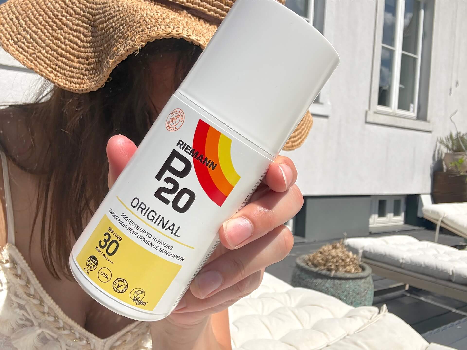 Kvinde med P20 Riemann Original Spray SPF 30 solcreme faktor 30