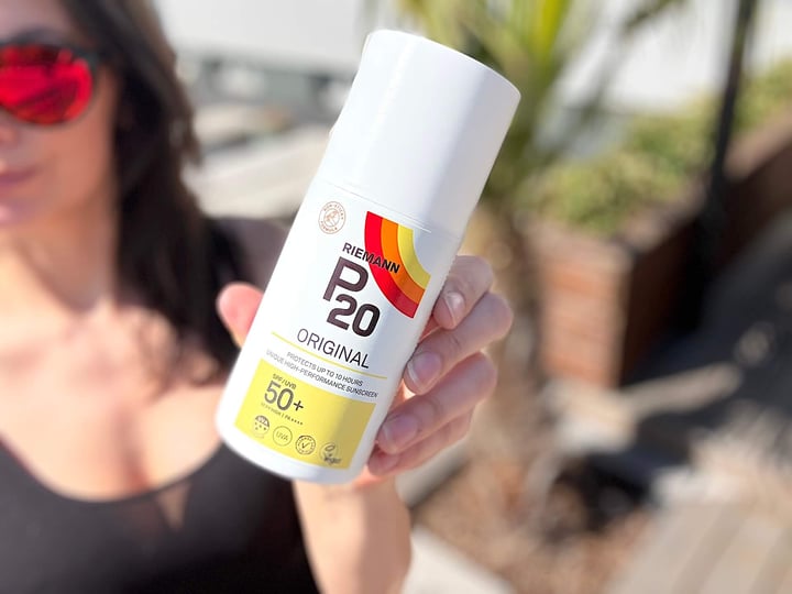 Kvinde med P20 Riemann Original Spray SPF 50+