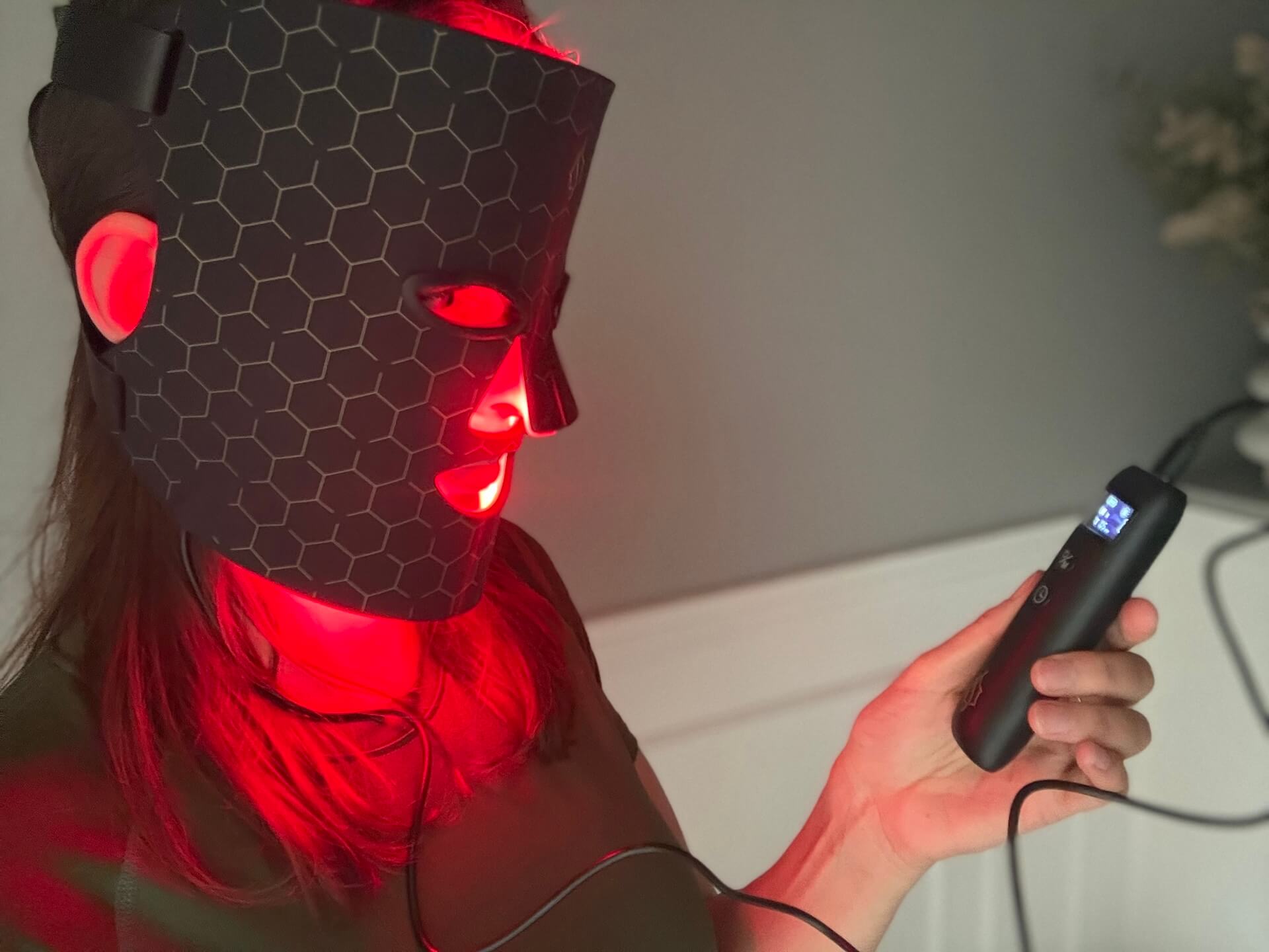 Kvinde med rødt lys tændt på Comforth Light Pro led maske
