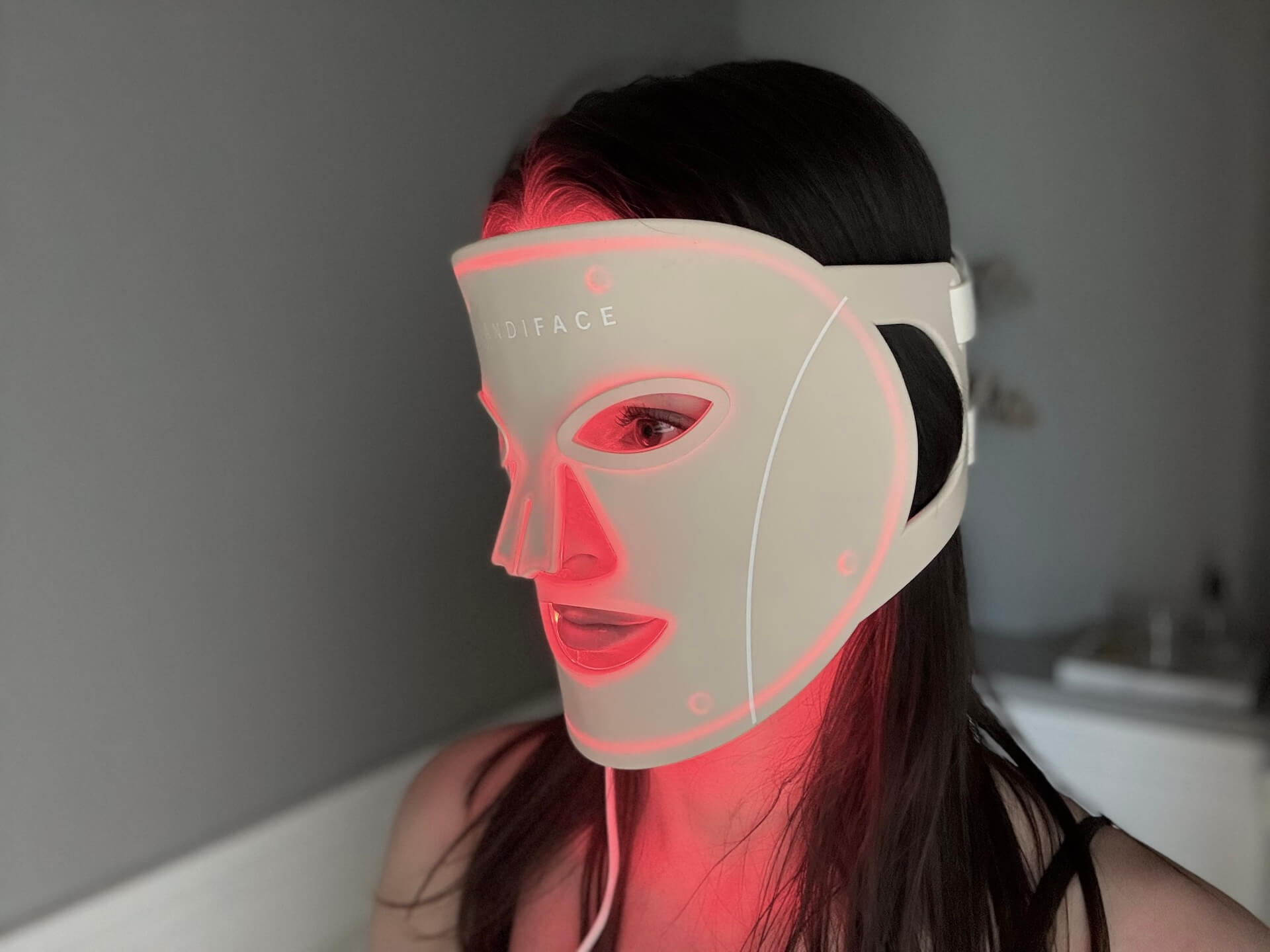 Kvinde med Scandiface Skinboosting LED mask i brug