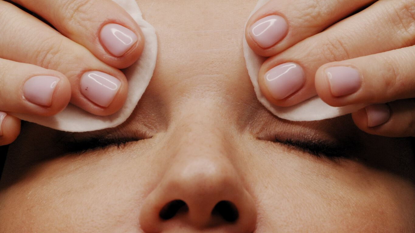 Kvinde med sensitiv hud fjerner makeup på sarte øjne