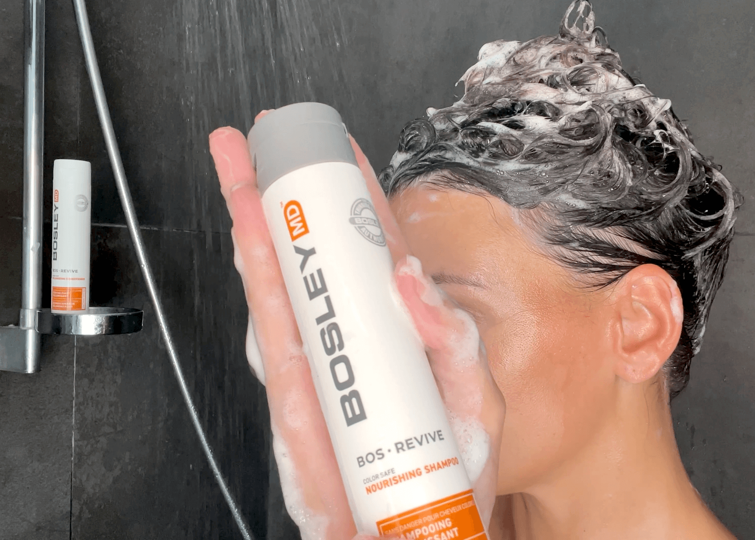 Kvinde med shampoo fra Bosley i håret