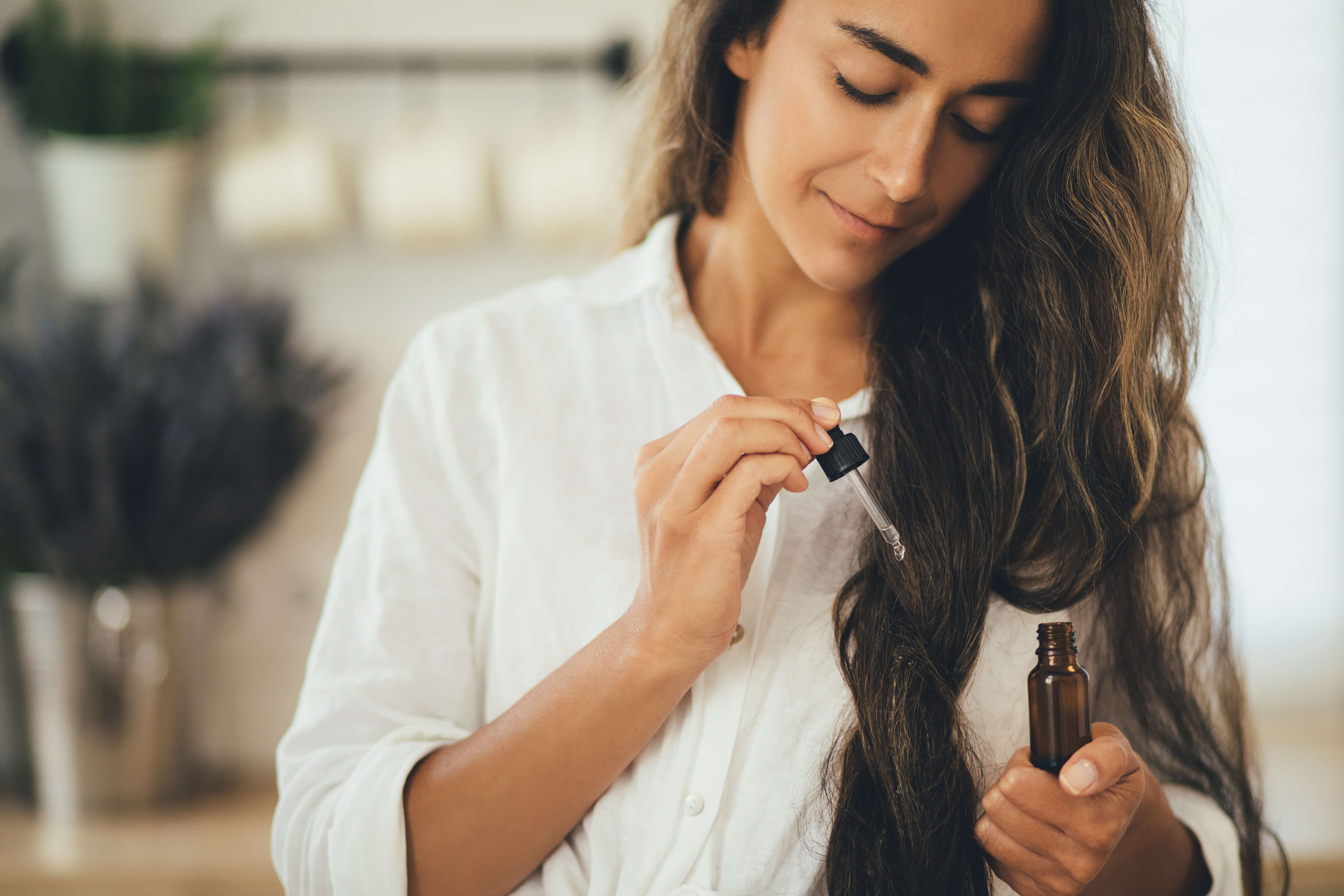 Kvinde med smuk hud med sund glød bruger retinol serum