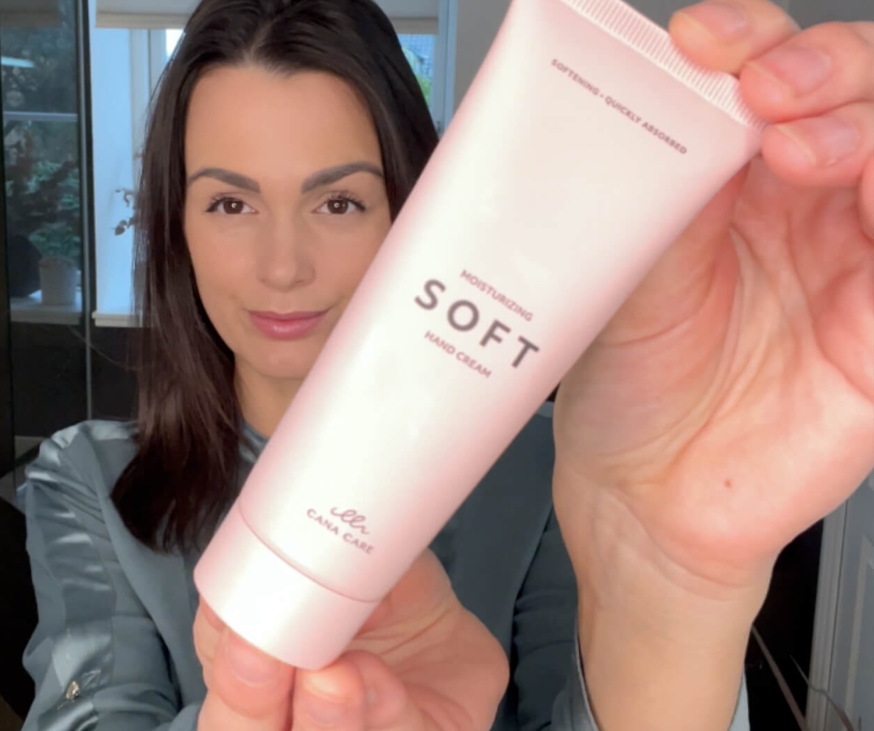 Kvinde med SOFT hand cream fra Cana Care