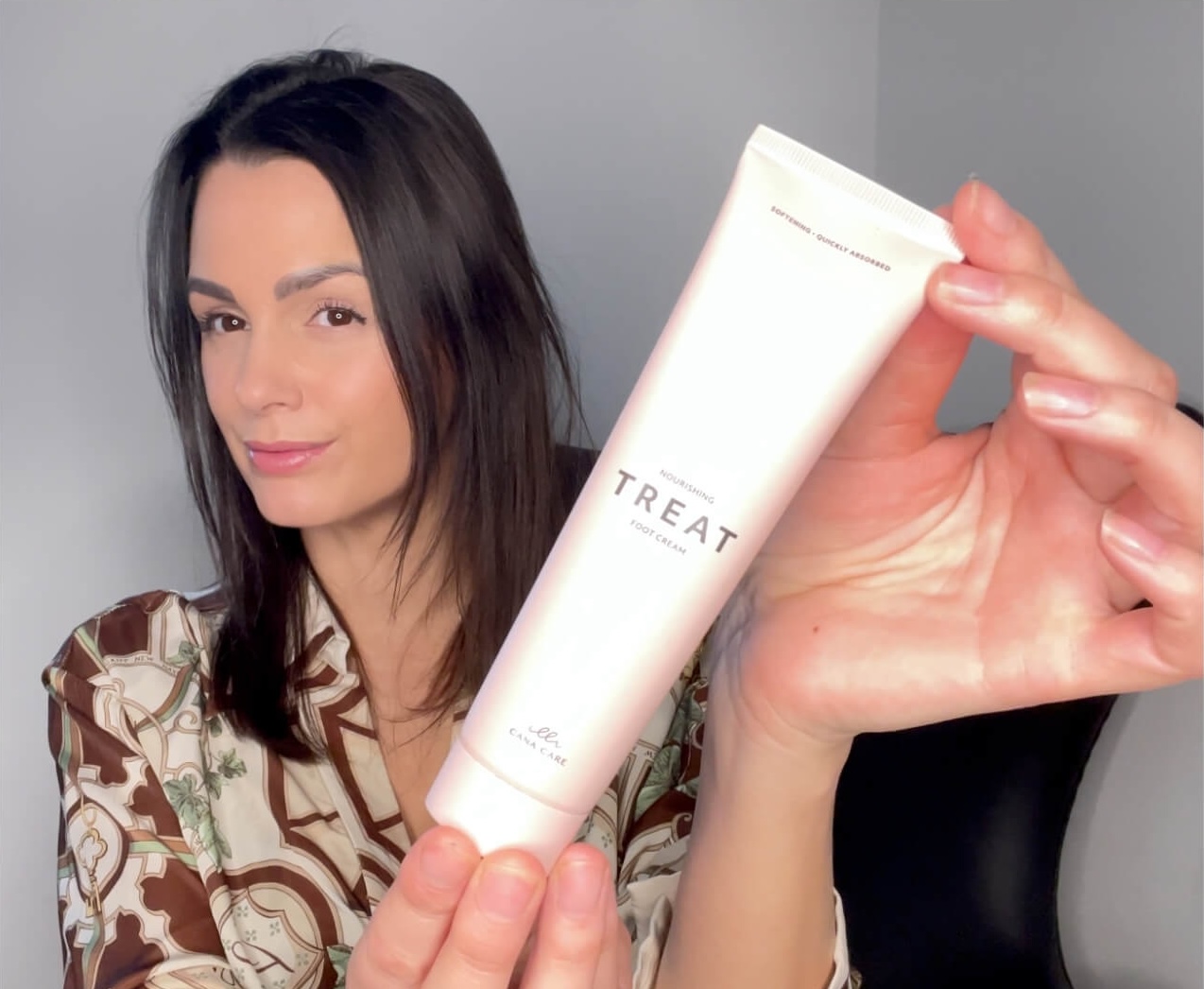 Kvinde med TREAT Foot Cream fra Cana Care
