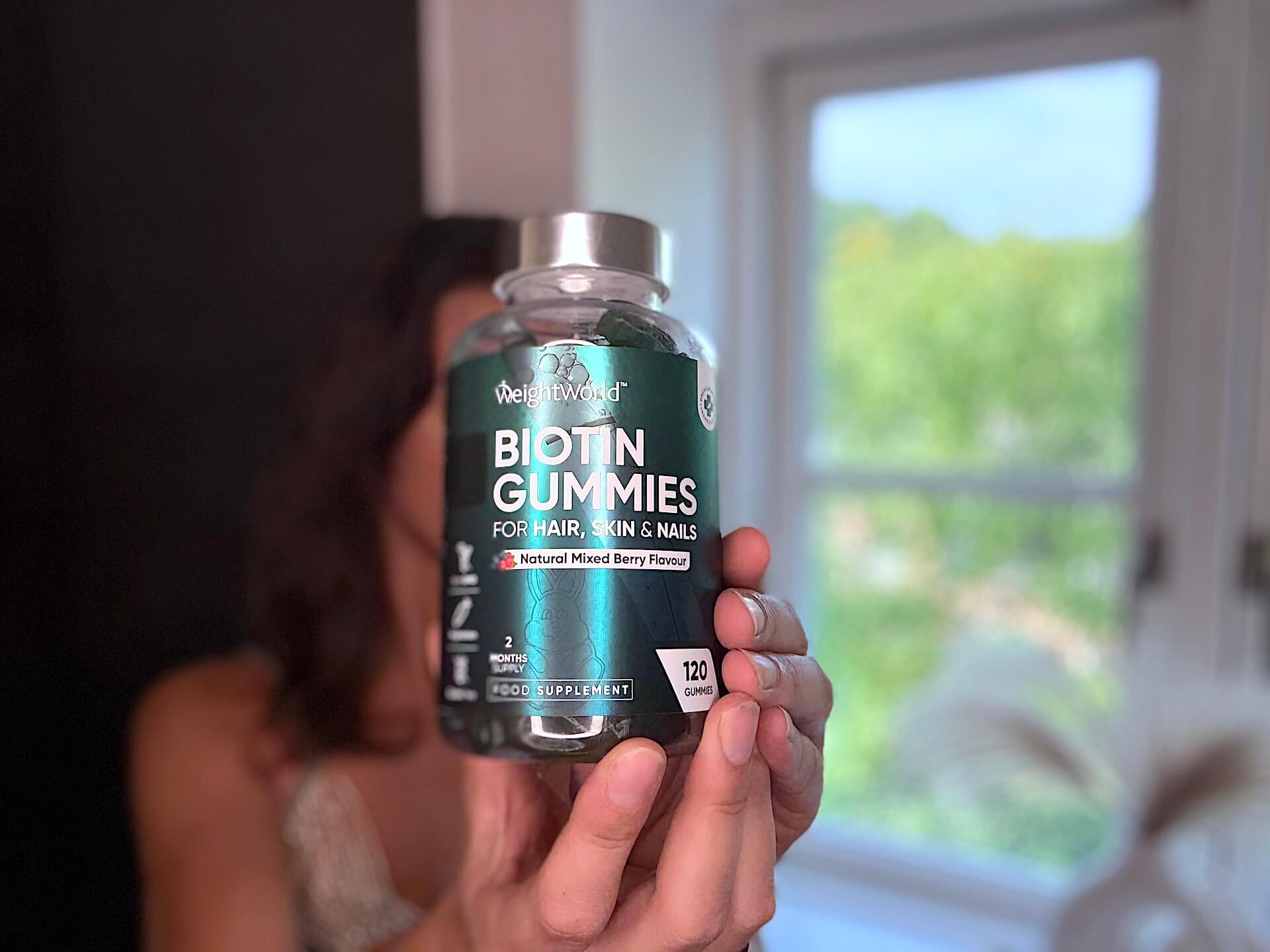 Kvinde med WeightWorld Biotin Gummies
