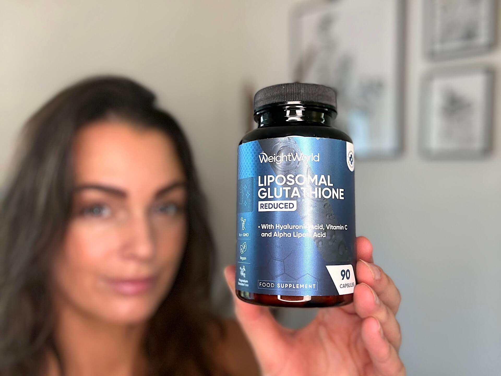 Kvinde med WeightWorld Liposomal Glutathione