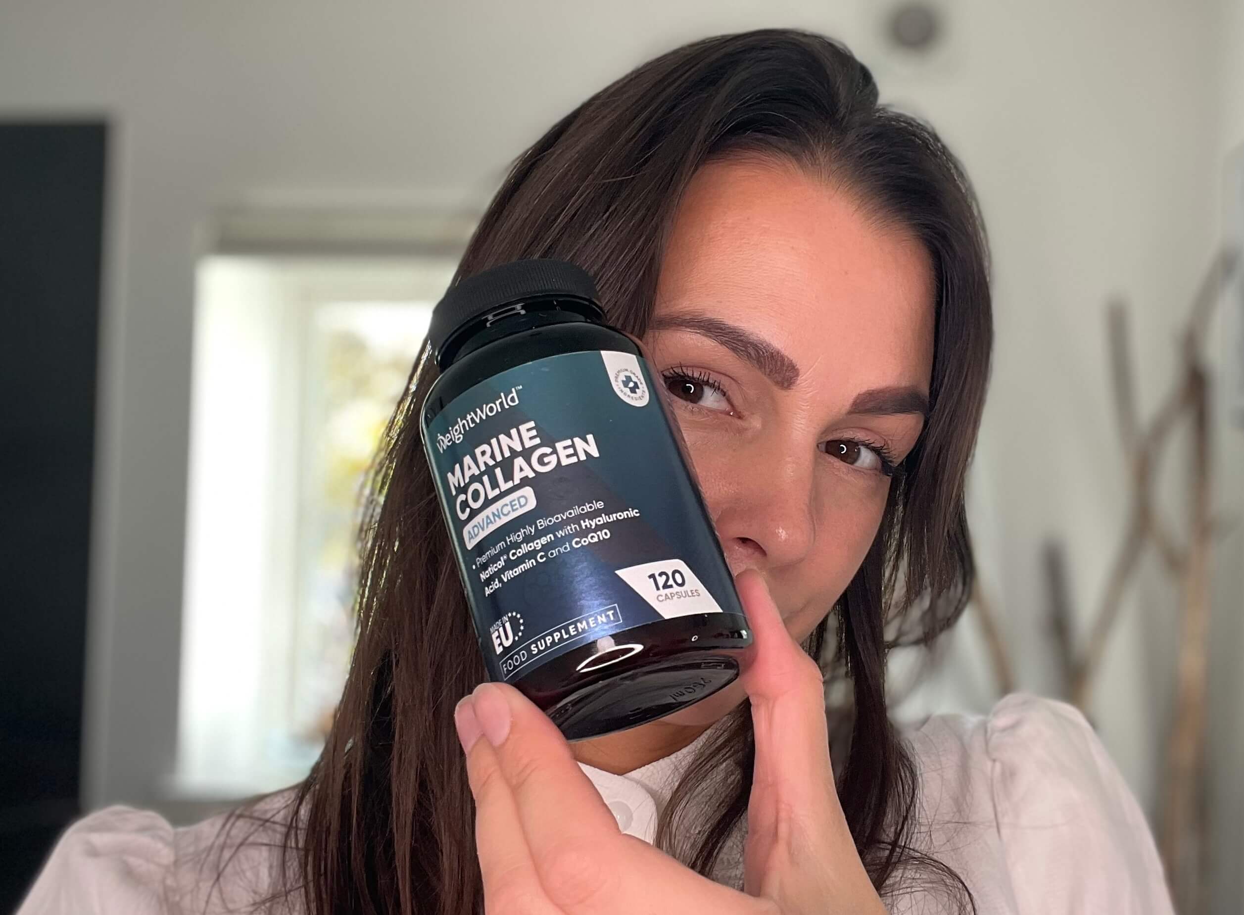 Kvinde med Weightworld Marine Collagen Advanced foran sig