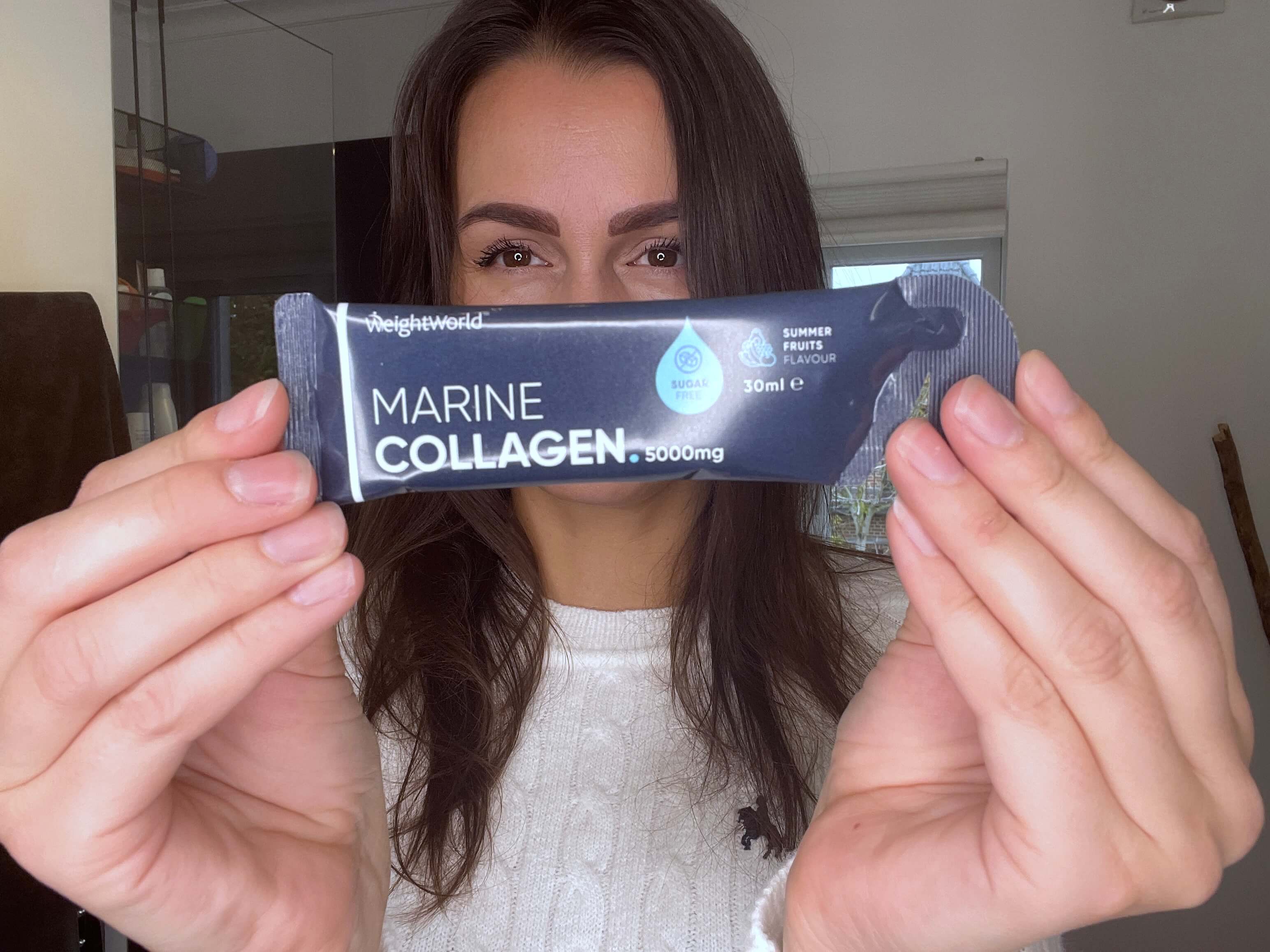 Kvinde med Weightworld Marine Collagen shot foran sig