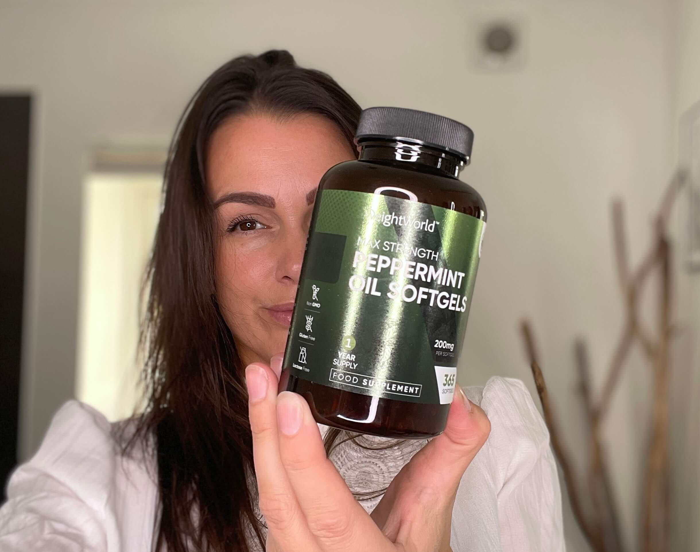 Kvinde med Weightworld Max Strenght Peppermint Oil Softgels