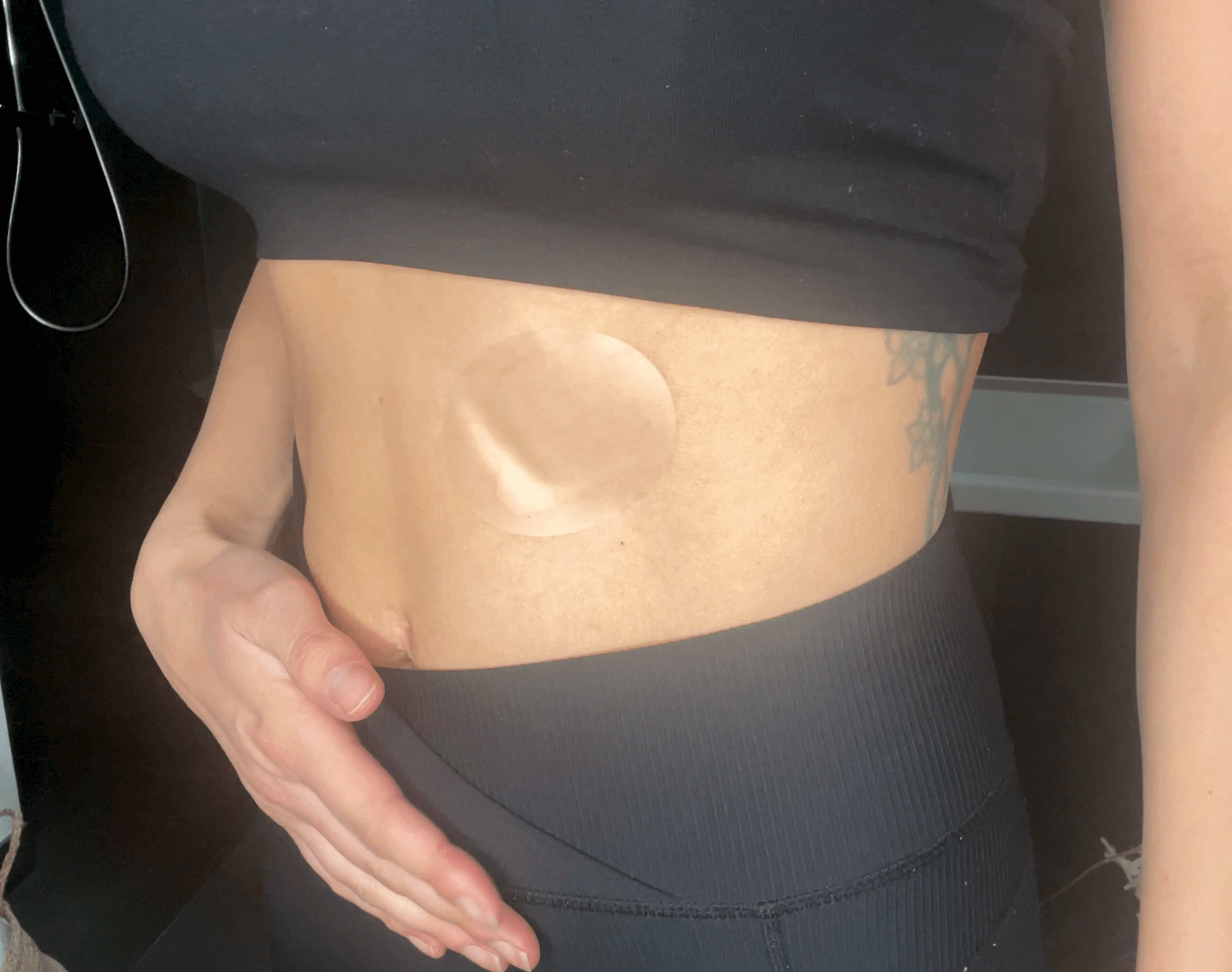 Kvinde med Weightworld Probiotic plaster på maven