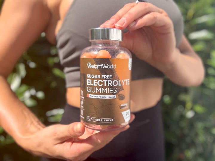 Kvinde med Weightworld Sugar Free Electrolyte gummies