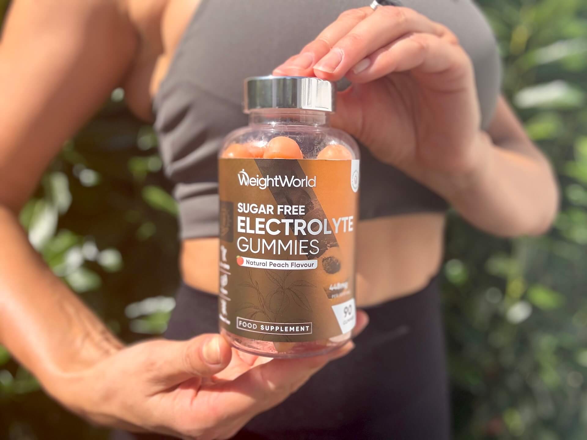 Kvinde med Weightworld Sugar Free Electrolyte gummies